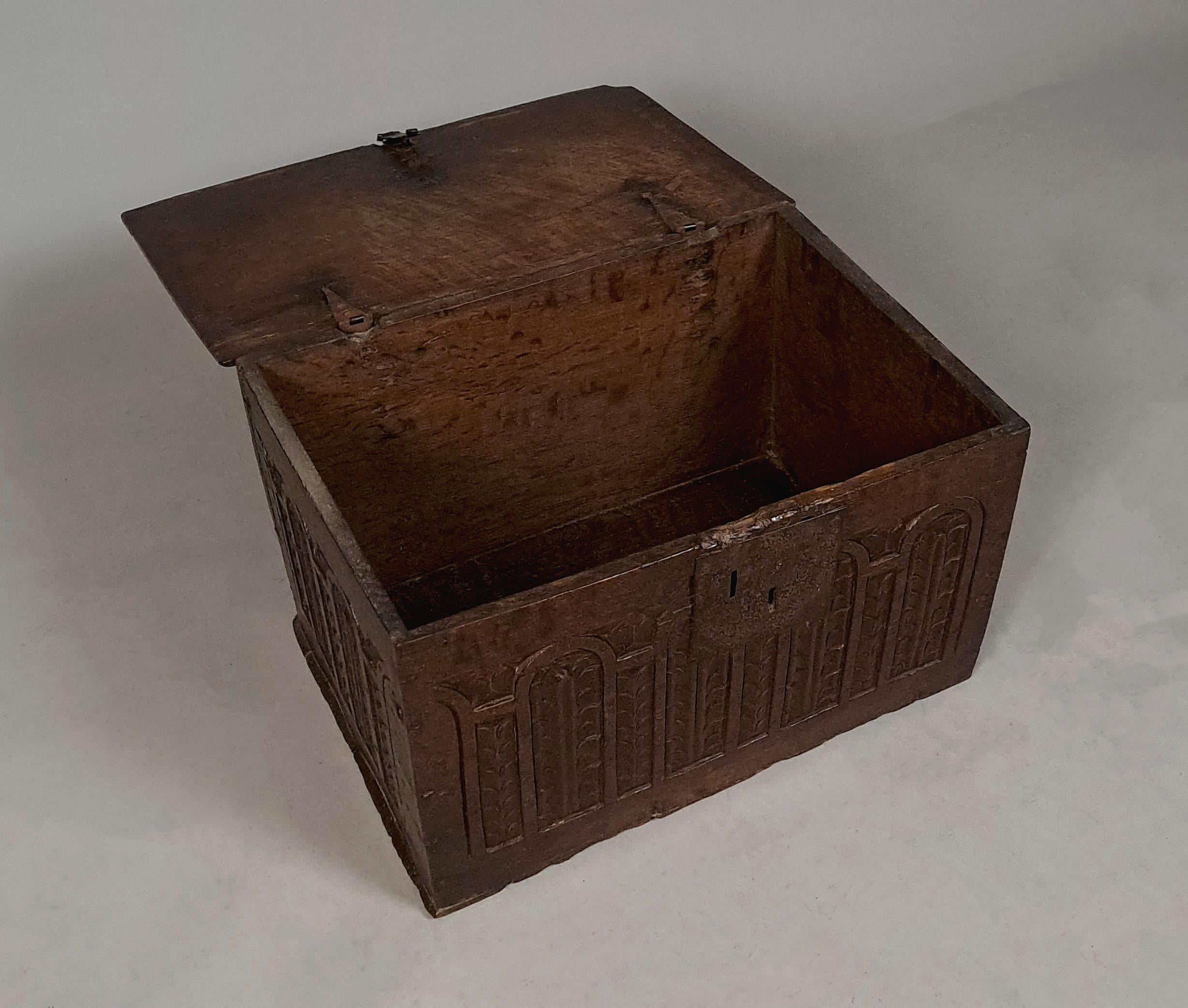 Beautiful 17th Century Small Oak Chest or Deed Box c. 1640 For Sale 1