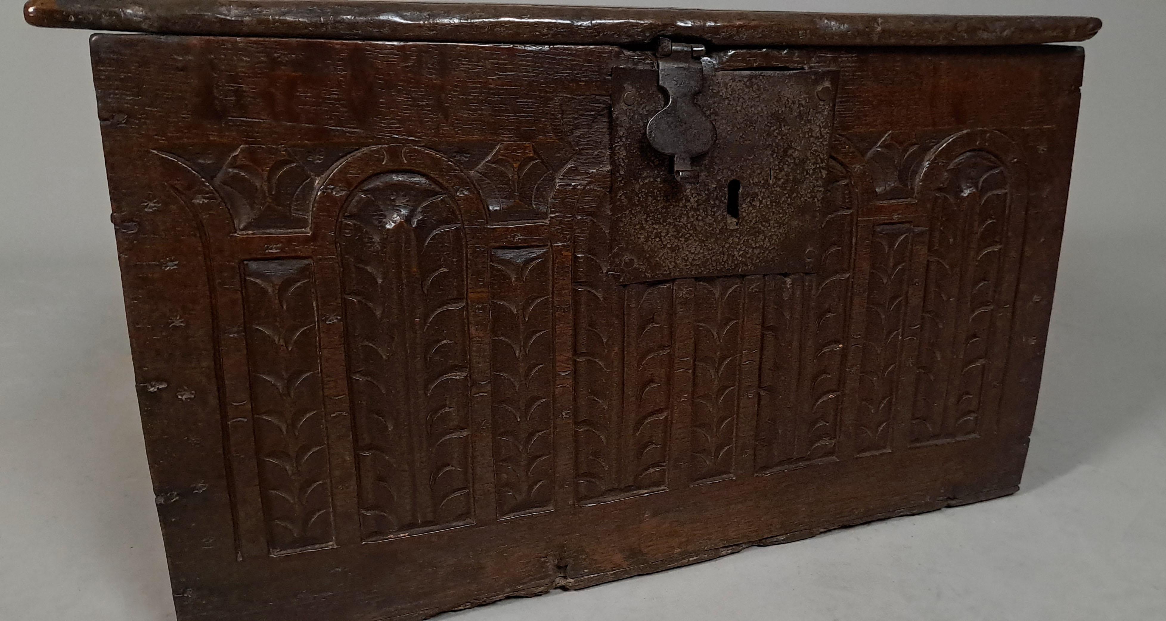 Beautiful 17th Century Small Oak Chest or Deed Box c. 1640 For Sale 2