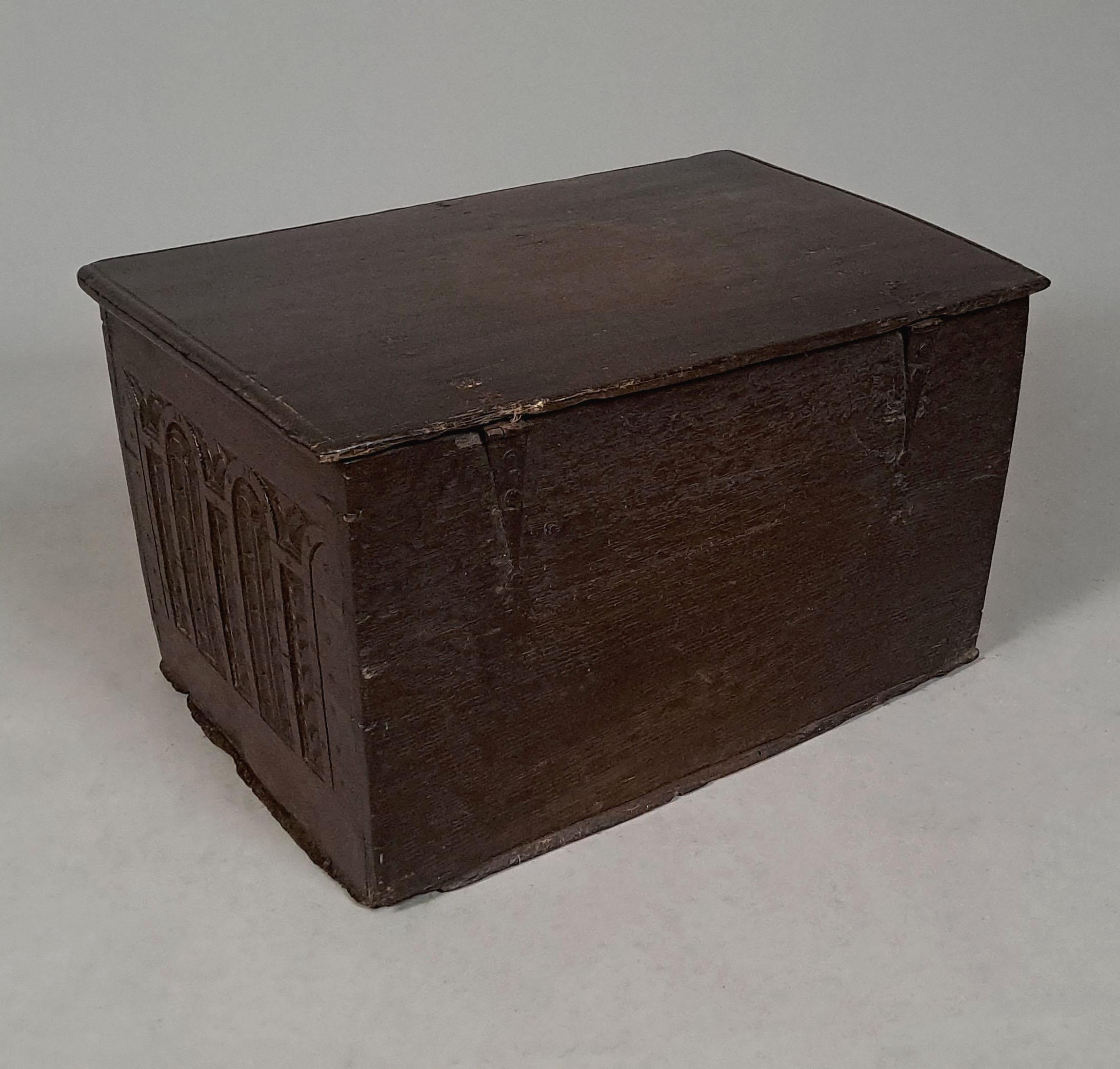 Beautiful 17th Century Small Oak Chest or Deed Box c. 1640 For Sale 3