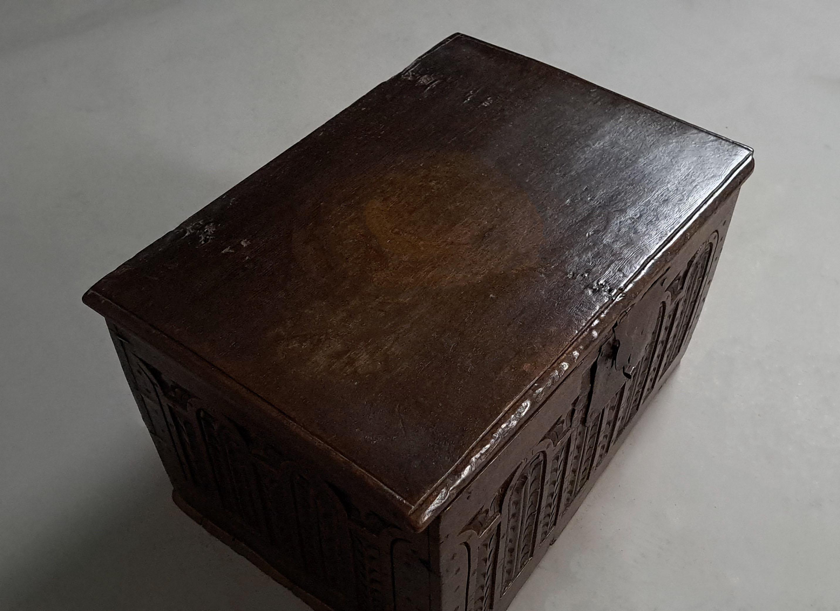 Beautiful 17th Century Small Oak Chest or Deed Box c. 1640 For Sale 4