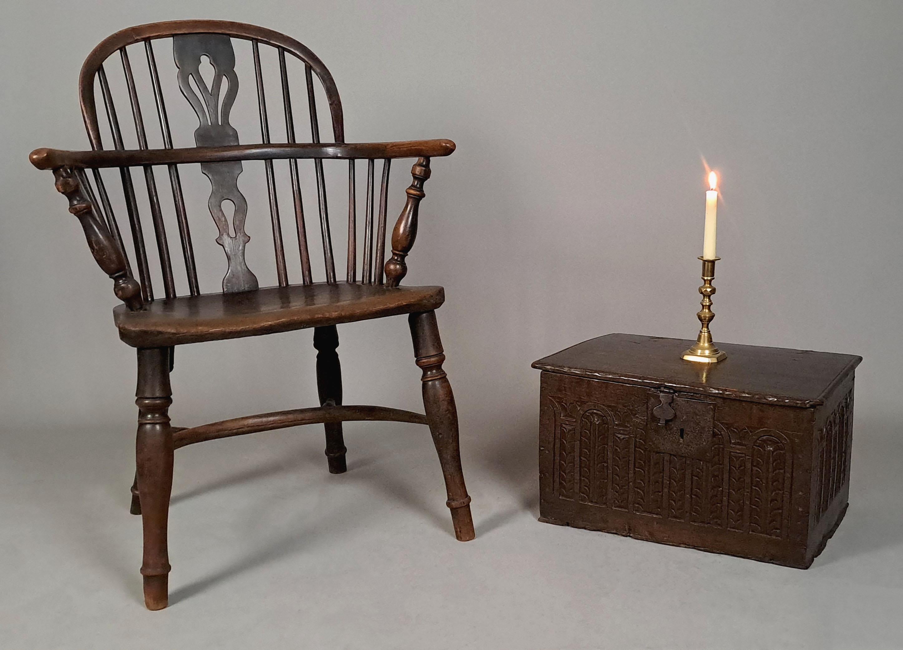Beautiful 17th Century Small Oak Chest or Deed Box c. 1640 For Sale 5
