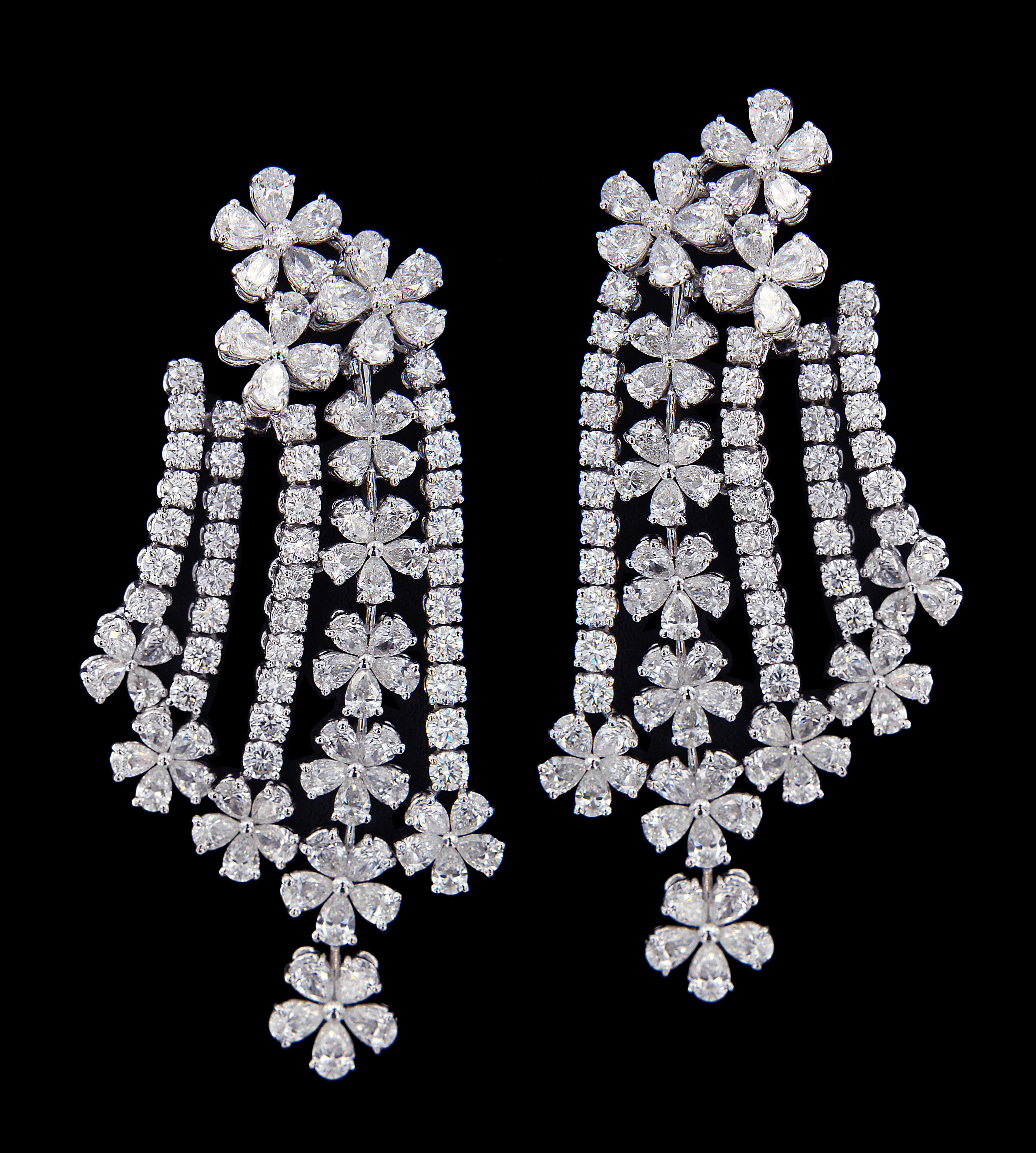 Beautiful 18 Karat White Gold And Diamond Flower Earrings.

Diamonds of approximately 15.885 carats mounted on 18 karats white gold and diamond flower earrings. The earring weighs approximately 24.593 grams.

Please note: The charges specified do