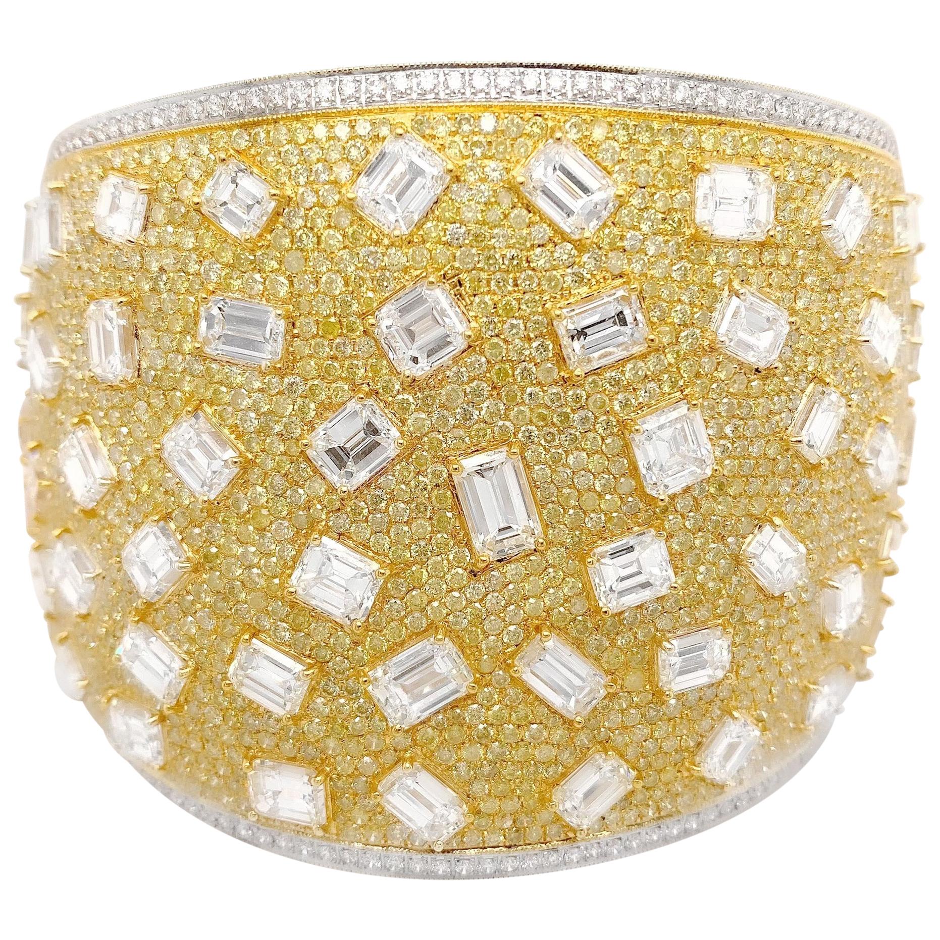 Sophia D, bracelet jonc en or jaune avec diamants taille émeraude de 25,74 carats