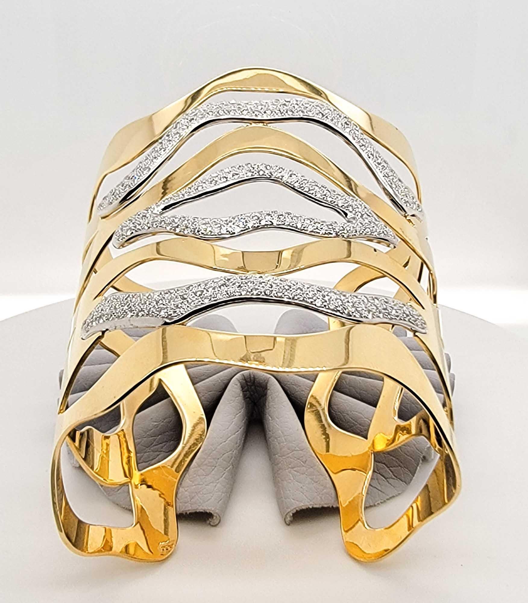 Dieser schöne Armreif aus 18 Karat Gelbgold hat Diamanten mit einem Gesamtgewicht von 3 Karat.

Sophia D von Joseph Dardashti LTD ist seit 35 Jahren weltweit bekannt und lässt sich vom klassischen Art-Déco-Design inspirieren, das mit modernen