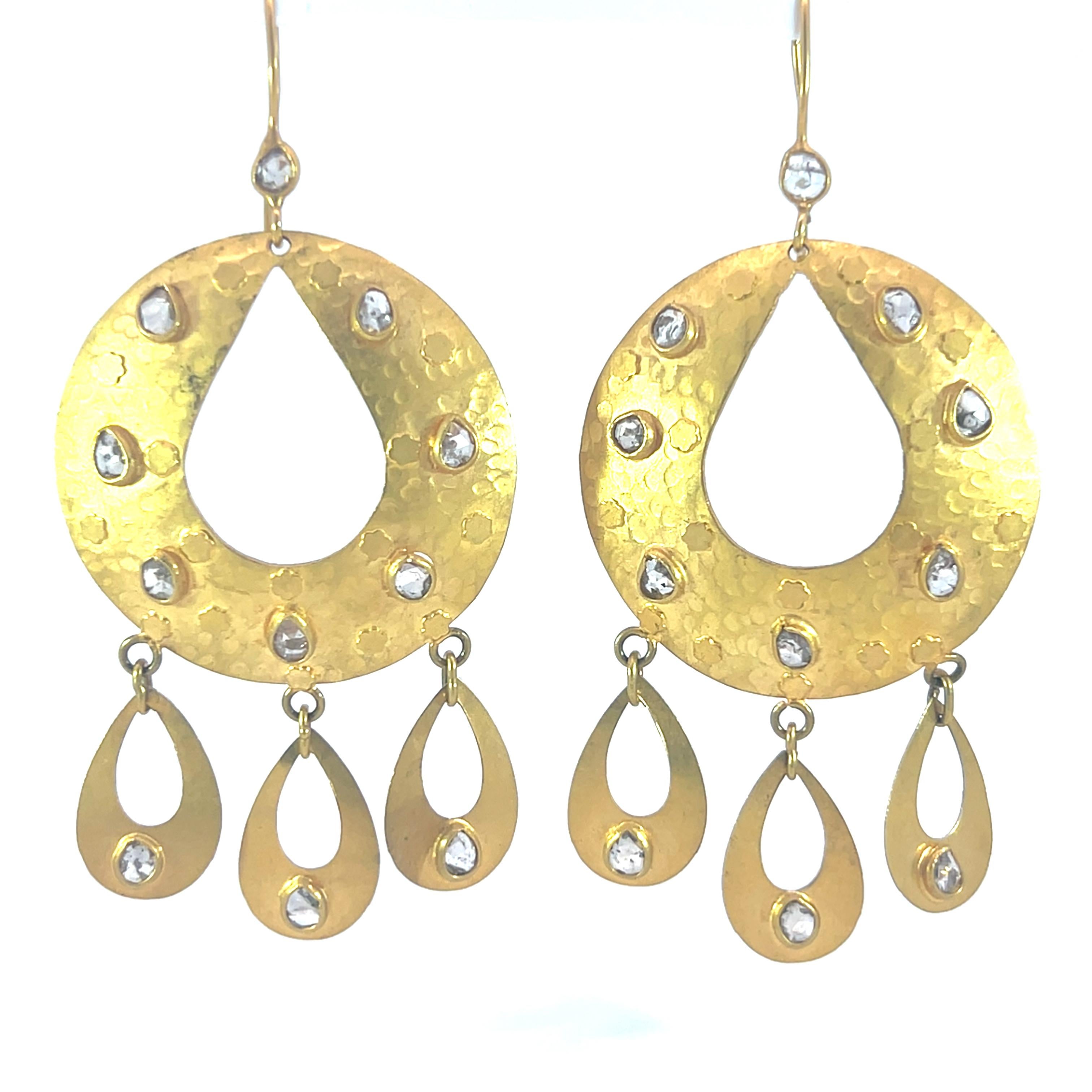 These gorgeous drop earrings made of 18-karat gold are the ideal addition to any outfit. They give a touch of class and elegance to any combination with their unique banged design and glittering 1.80-carat diamonds. These earrings are sure to catch