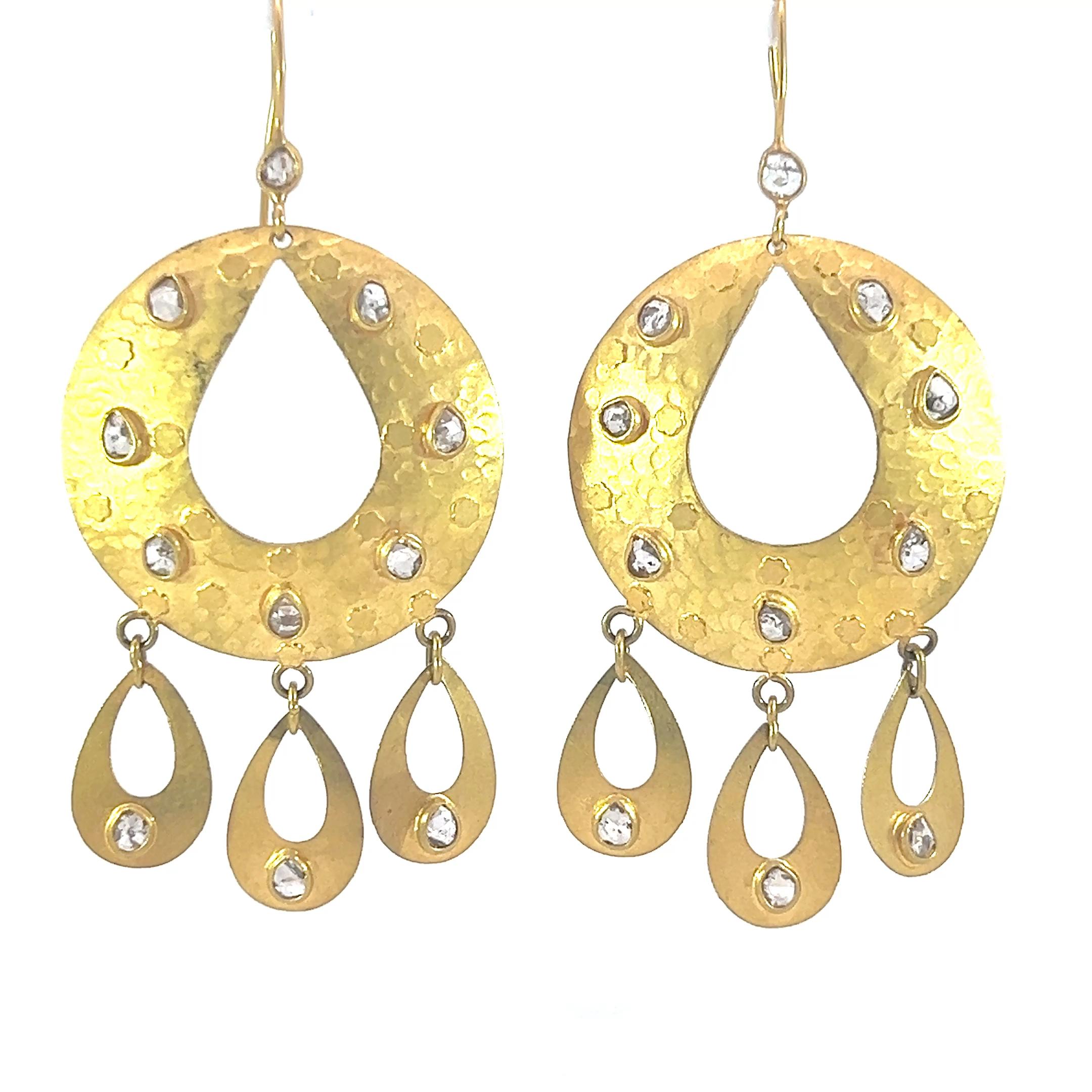 Round Cut Beautiful 18-Kt gold and diamond dangle earrings For Sale
