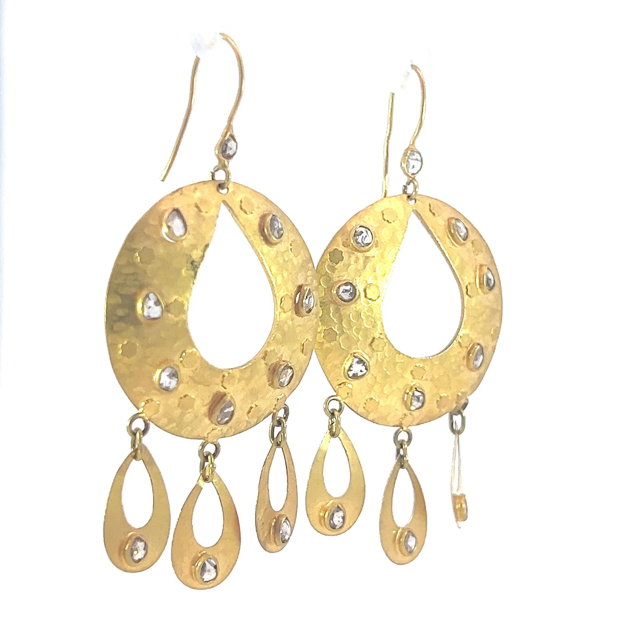 Beautiful 18-Kt gold and diamond dangle earrings In New Condition For Sale In New York, NY