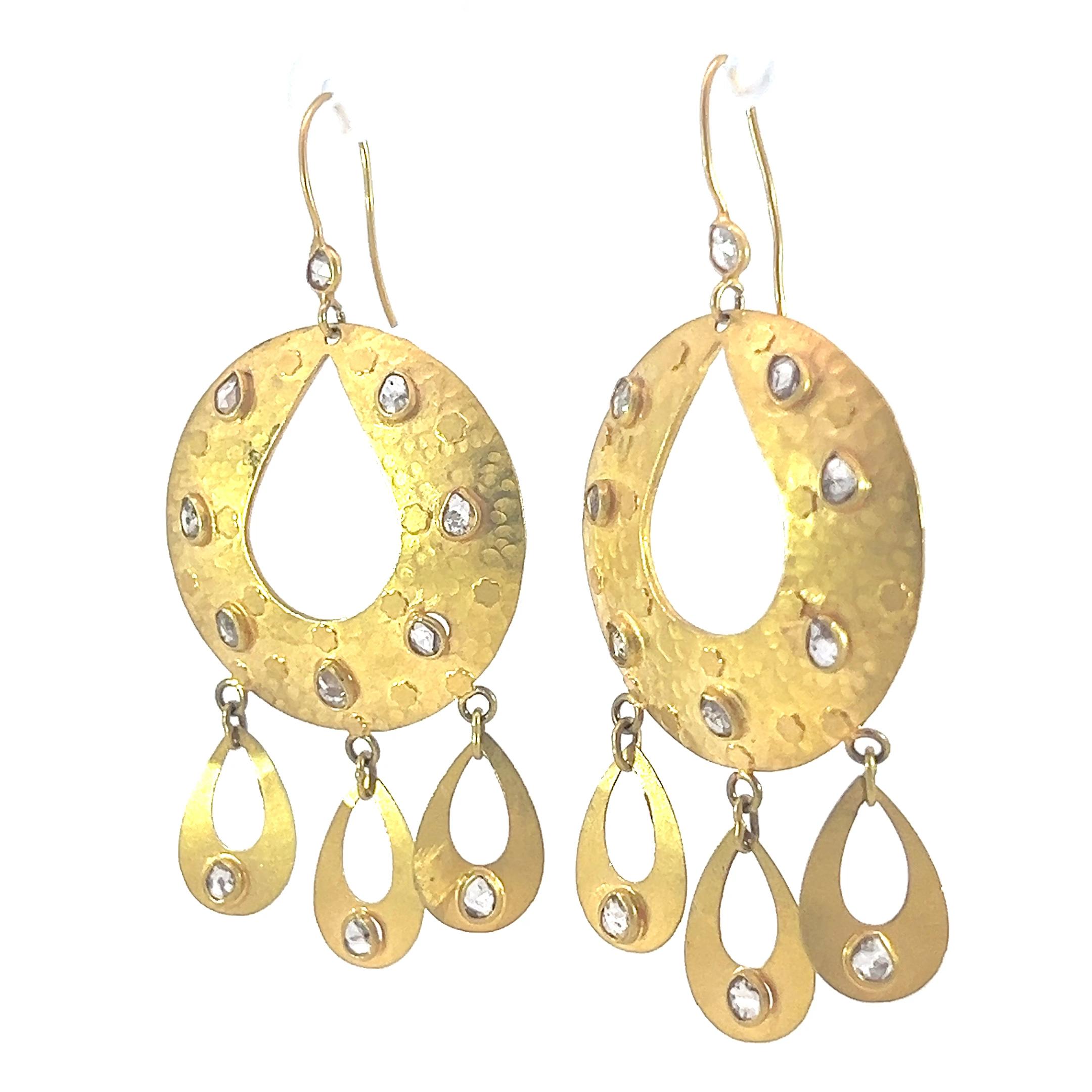 Women's Beautiful 18-Kt gold and diamond dangle earrings For Sale