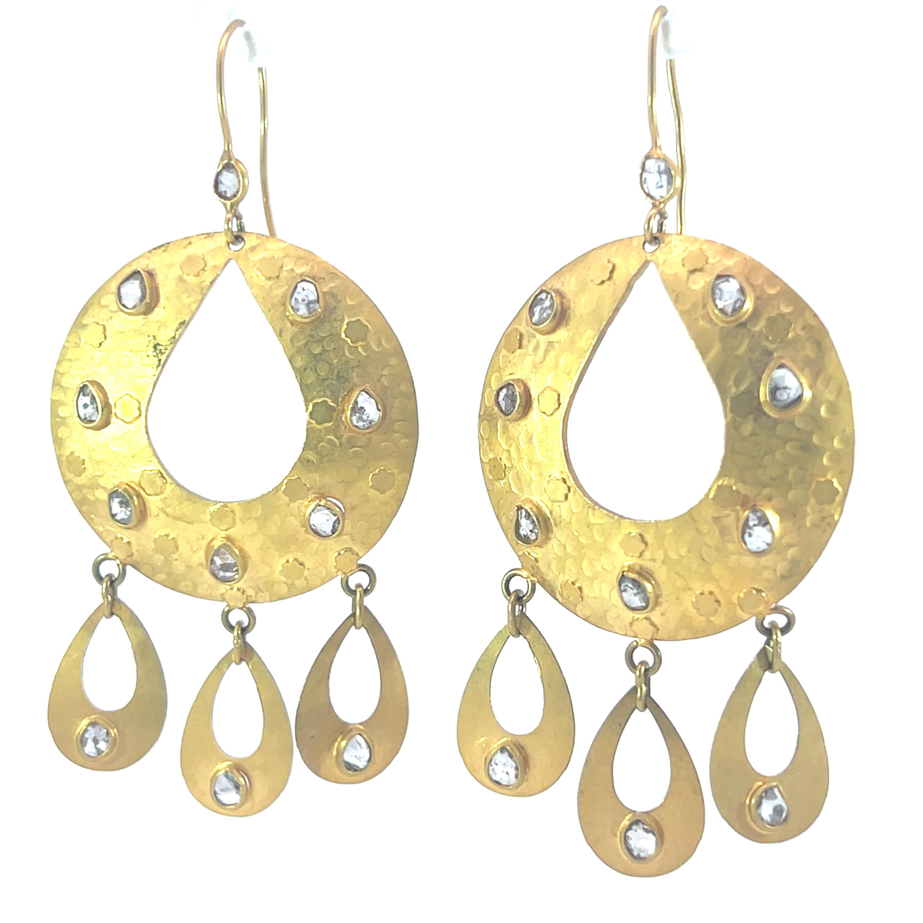 Beautiful 18-Kt gold and diamond dangle earrings For Sale 1