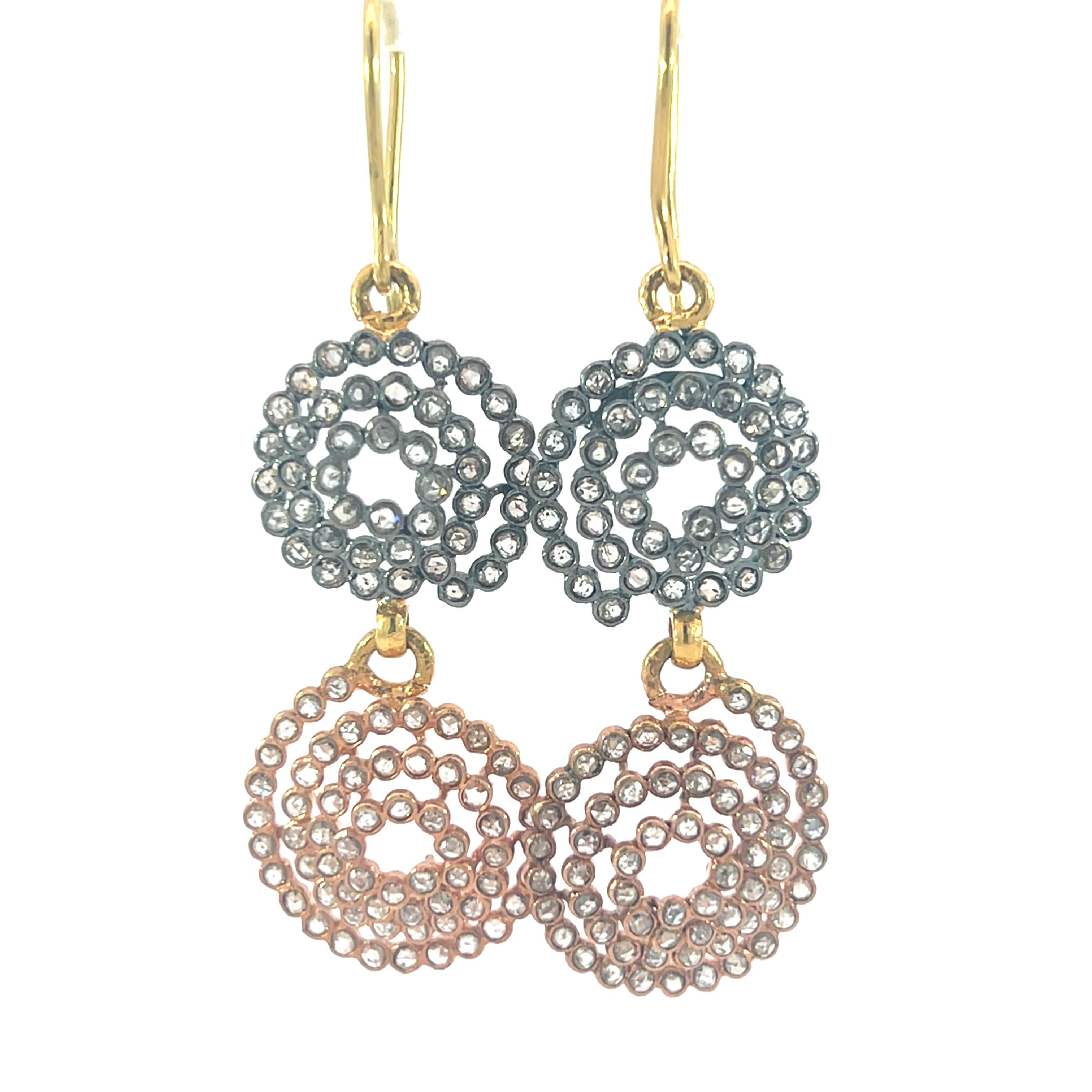 Questi magnifici orecchini con diamanti da 4,33 carati sono realizzati in oro e argento da 18 carati. I disegni circolari a strati di questi splendidi orecchini bicolore catturano bene la luce. Sono adatti sia a contesti professionali che informali,