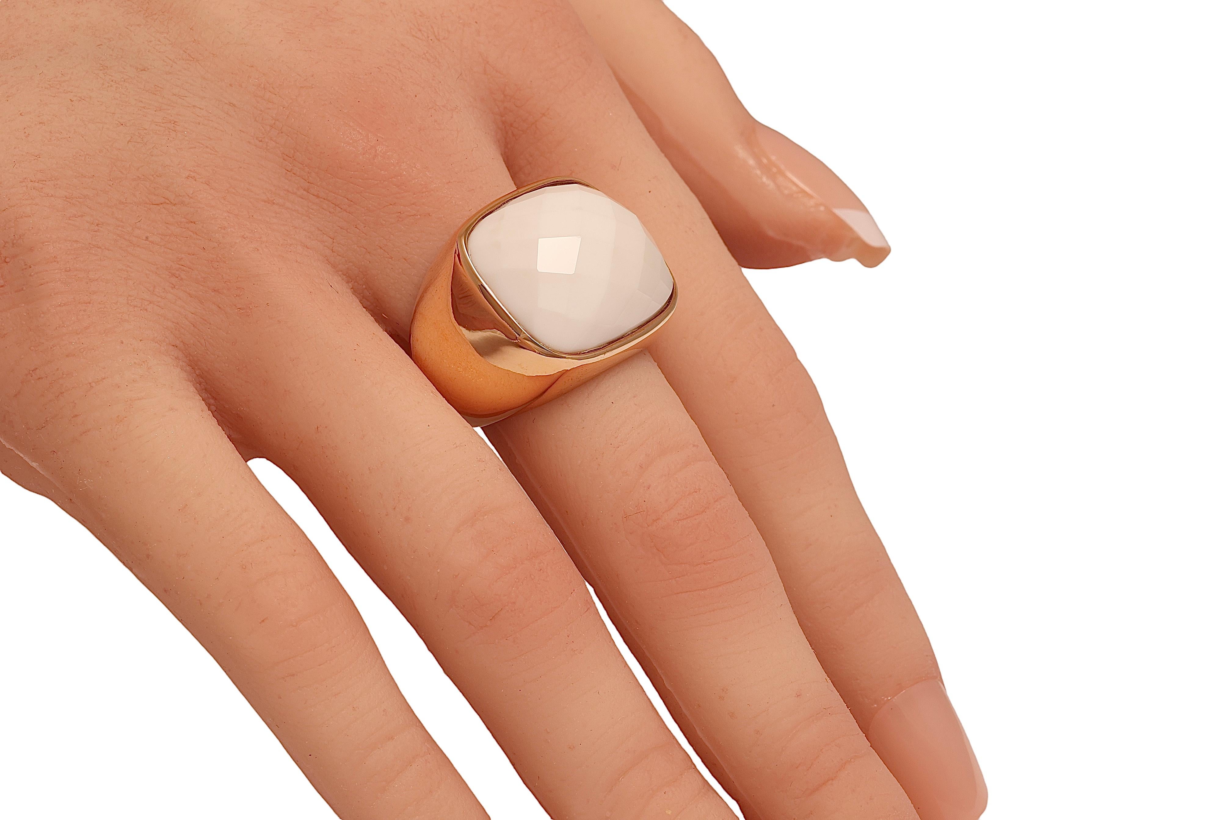 Beautiful 18 kt. Pink Gold Ring with White Onyx Stone For Sale 5