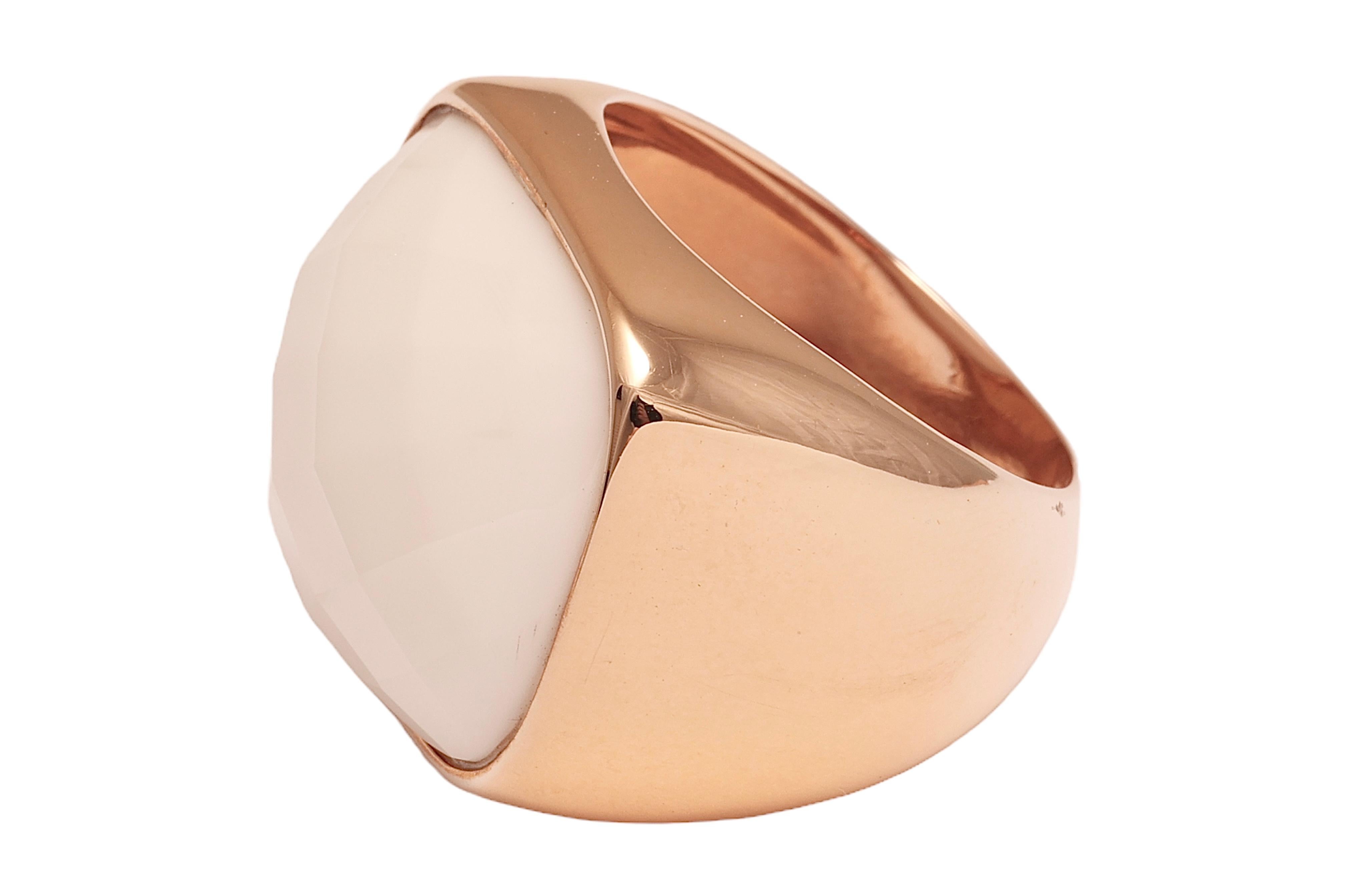 Women's or Men's Beautiful 18 kt. Pink Gold Ring with White Onyx Stone For Sale