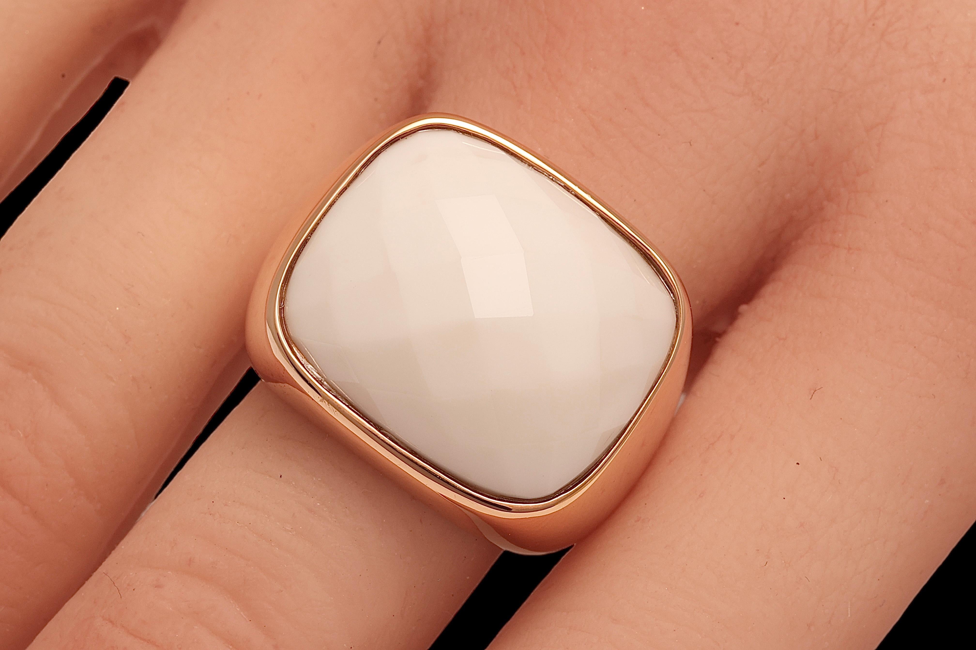 Beautiful 18 kt. Pink Gold Ring with White Onyx Stone For Sale 2