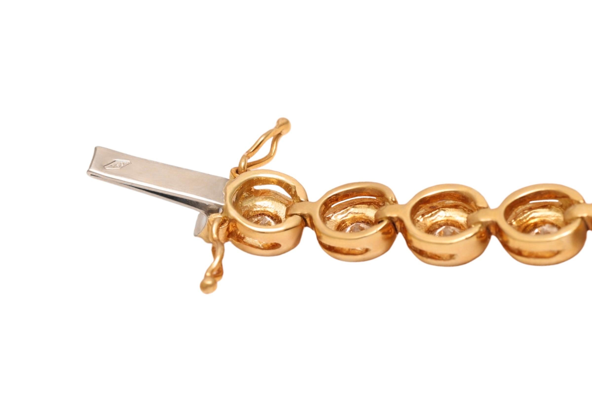 Bellissimo esemplare da 18 kt. Bracciale Tennis in oro giallo con 5.75 ct. Diamanti naturali in vendita 4
