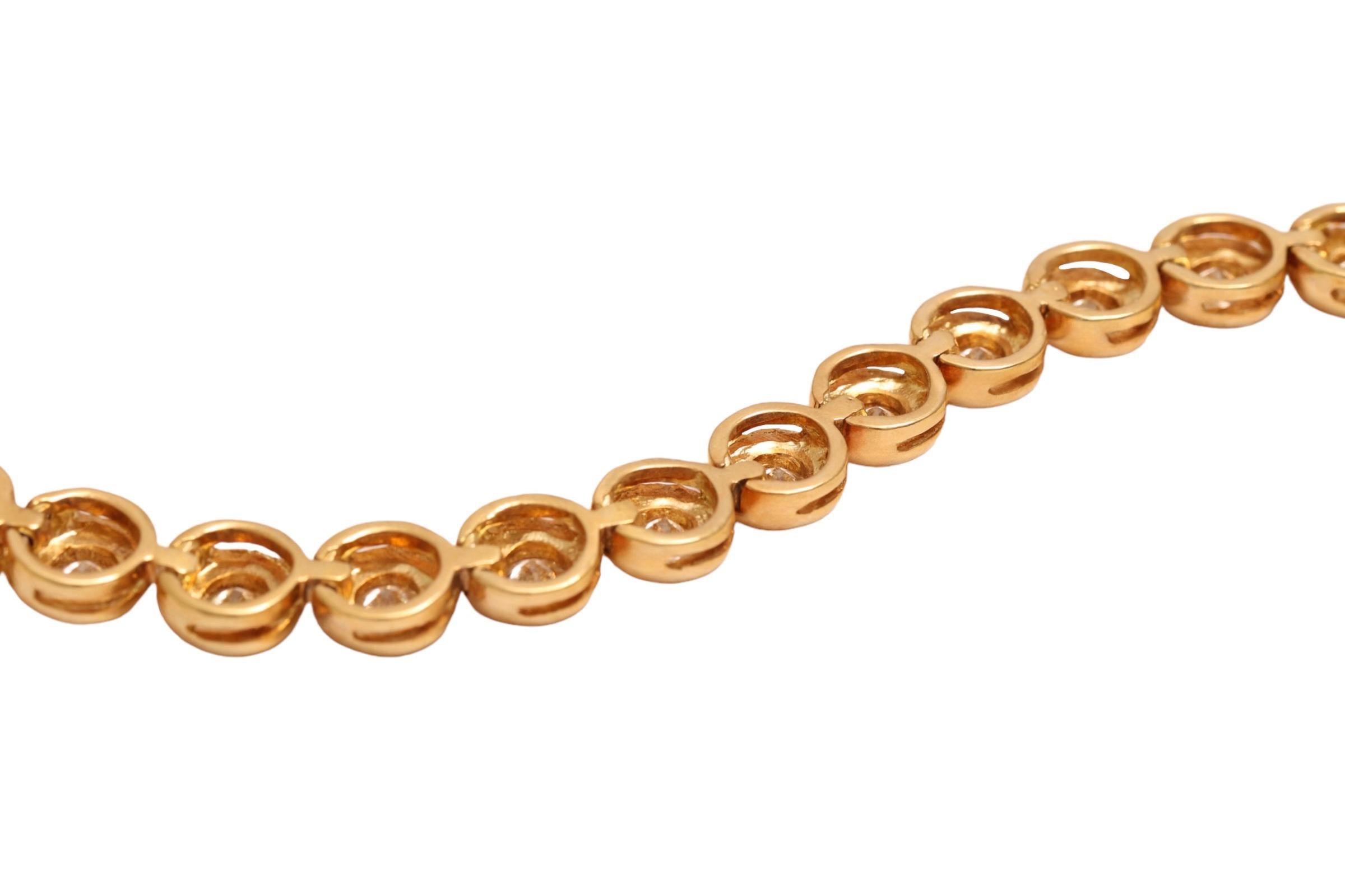 Bellissimo esemplare da 18 kt. Bracciale Tennis in oro giallo con 5.75 ct. Diamanti naturali in vendita 5
