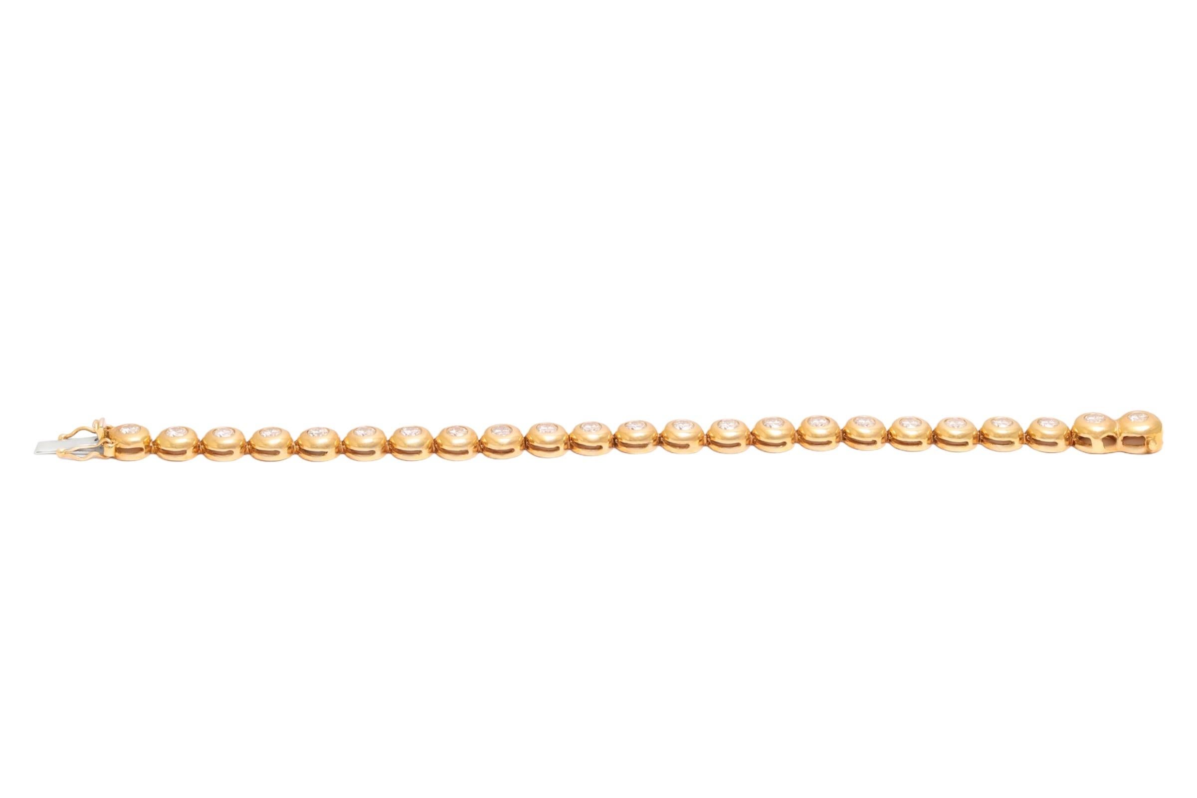 Bellissimo esemplare da 18 kt. Bracciale Tennis in oro giallo con 5.75 ct. Diamanti naturali in vendita 6