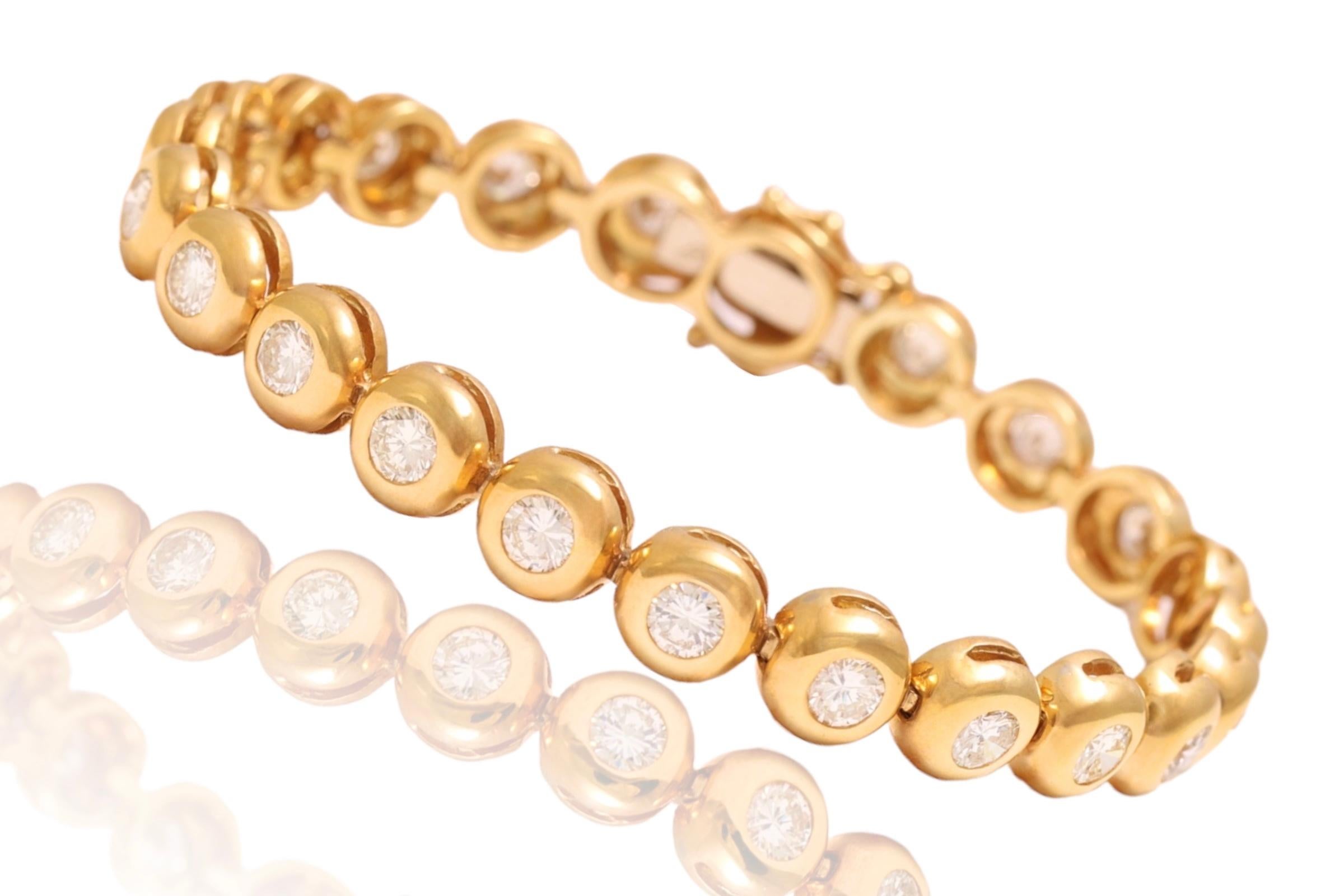 Bellissimo esemplare da 18 kt. Bracciale Tennis in oro giallo con 5.75 ct. Diamanti naturali.

Diamanti: Diamanti taglio brillante per un totale di circa 5.75 carati. 

Materiale: 18 kt. Oro giallo

Misure: Si adatta a un polso di 18 cm 

Peso