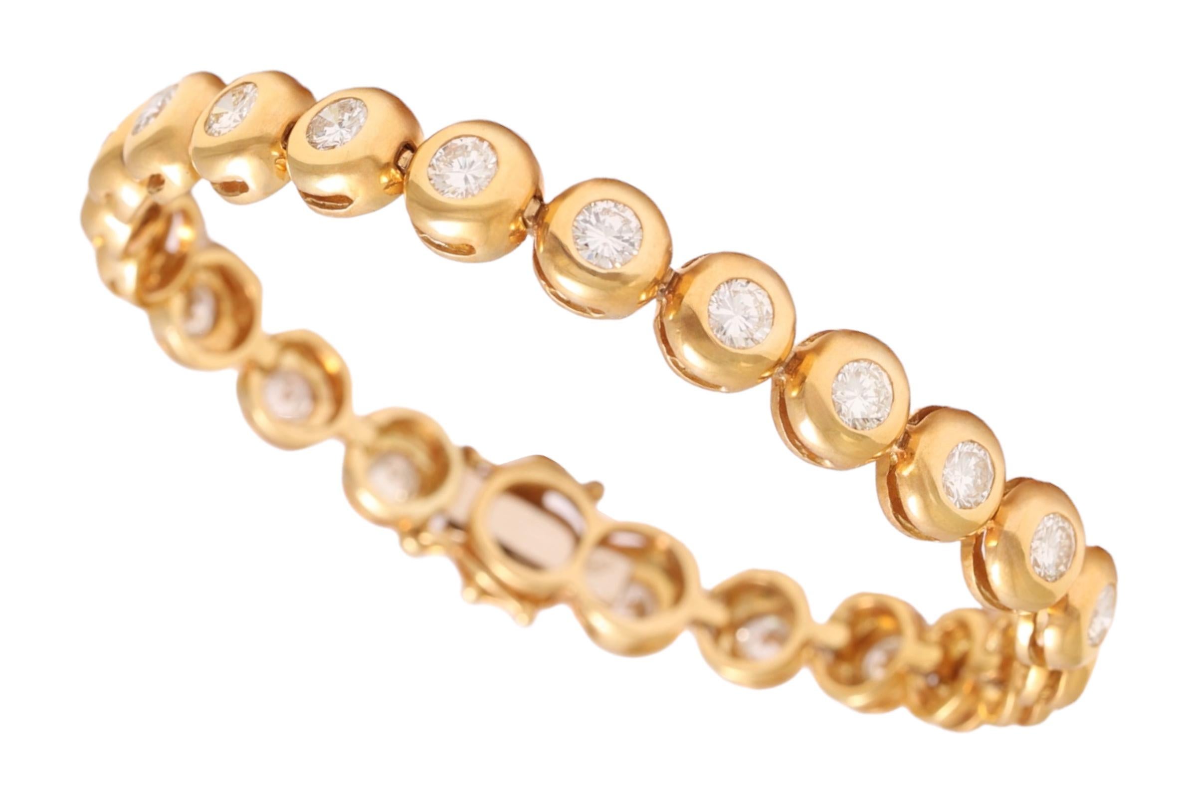 Moderno Bellissimo esemplare da 18 kt. Bracciale Tennis in oro giallo con 5.75 ct. Diamanti naturali in vendita