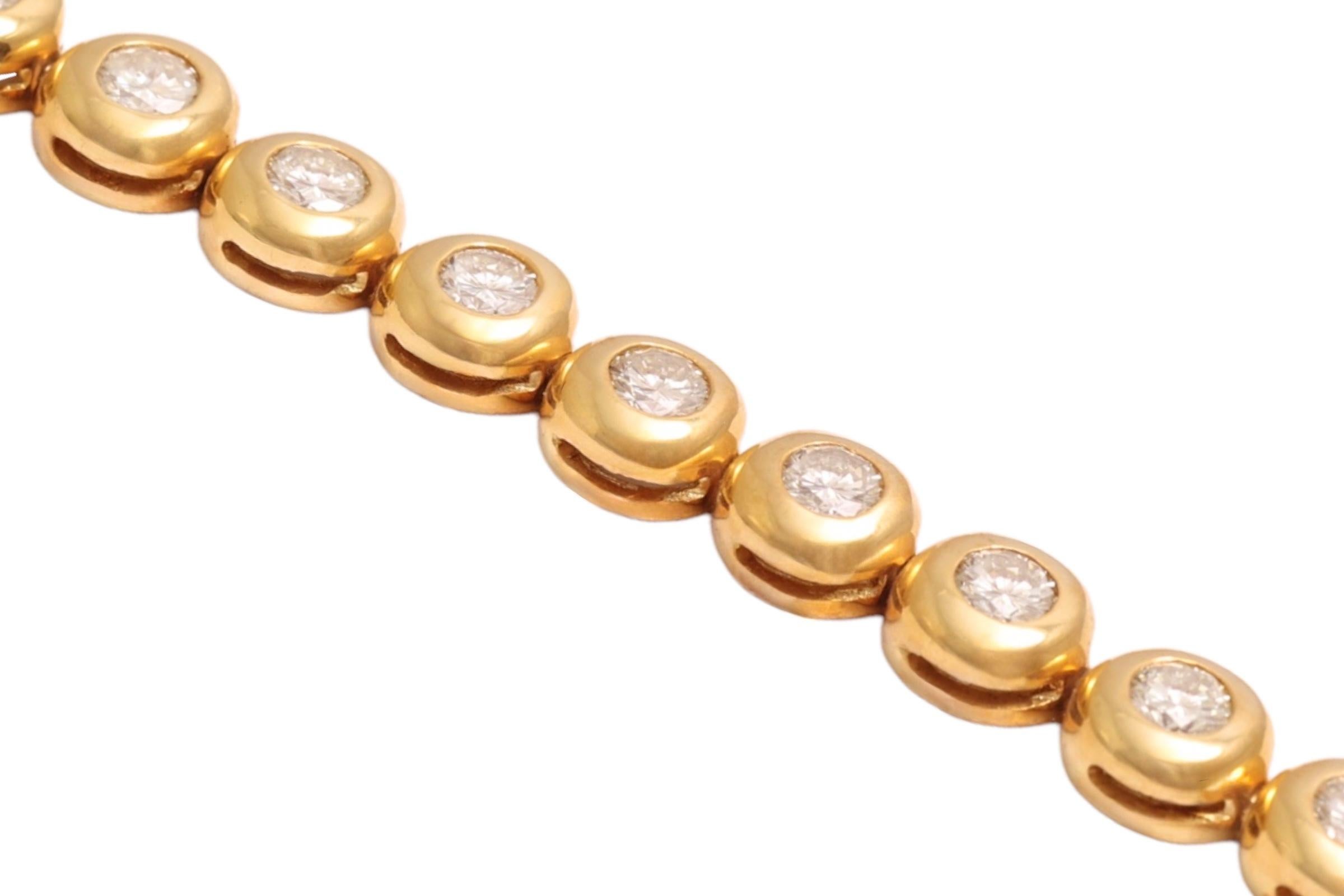 Bellissimo esemplare da 18 kt. Bracciale Tennis in oro giallo con 5.75 ct. Diamanti naturali In condizioni Nuovo in vendita a Antwerp, BE