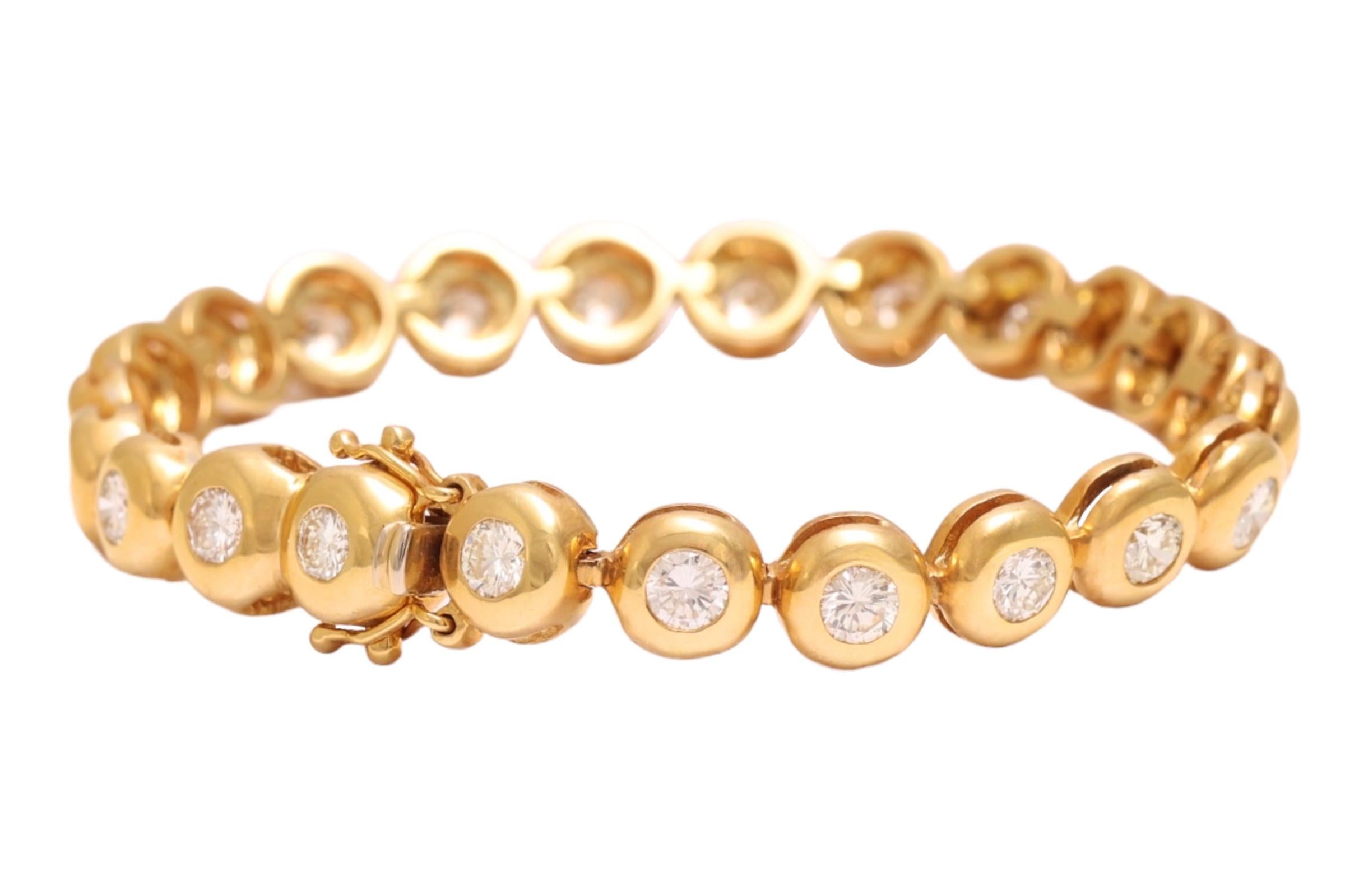 Bellissimo esemplare da 18 kt. Bracciale Tennis in oro giallo con 5.75 ct. Diamanti naturali in vendita 1