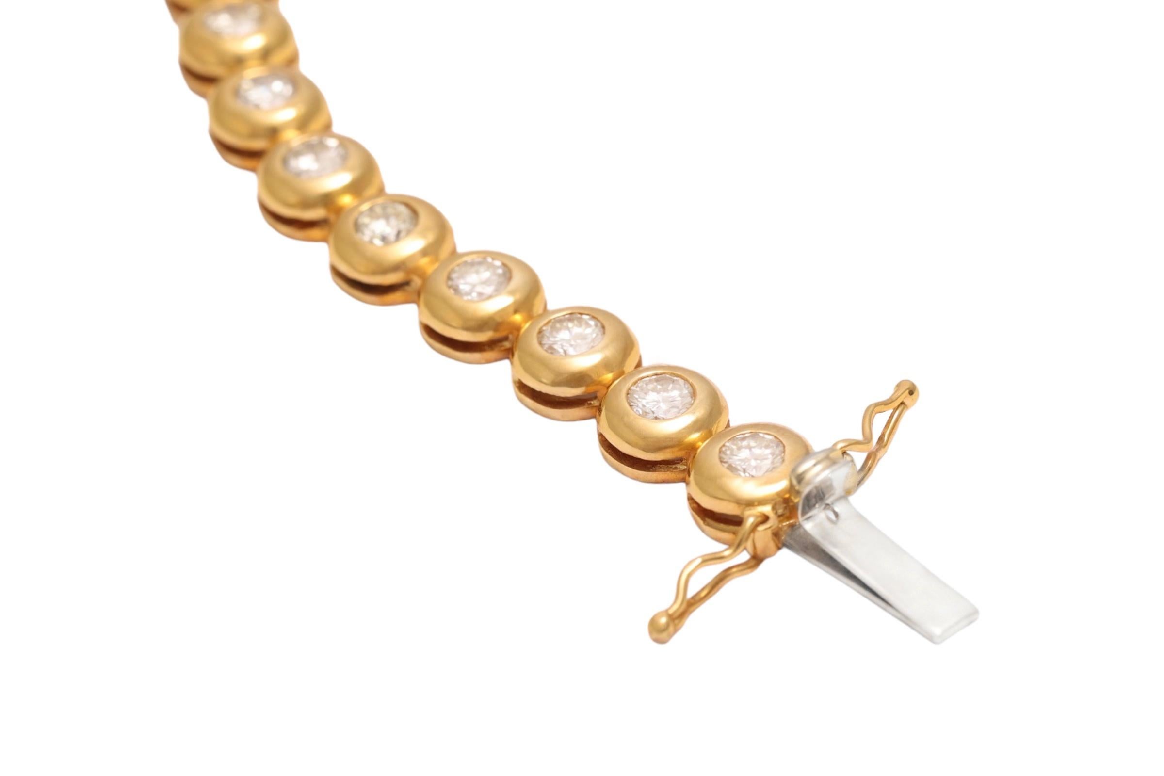 Bellissimo esemplare da 18 kt. Bracciale Tennis in oro giallo con 5.75 ct. Diamanti naturali in vendita 2