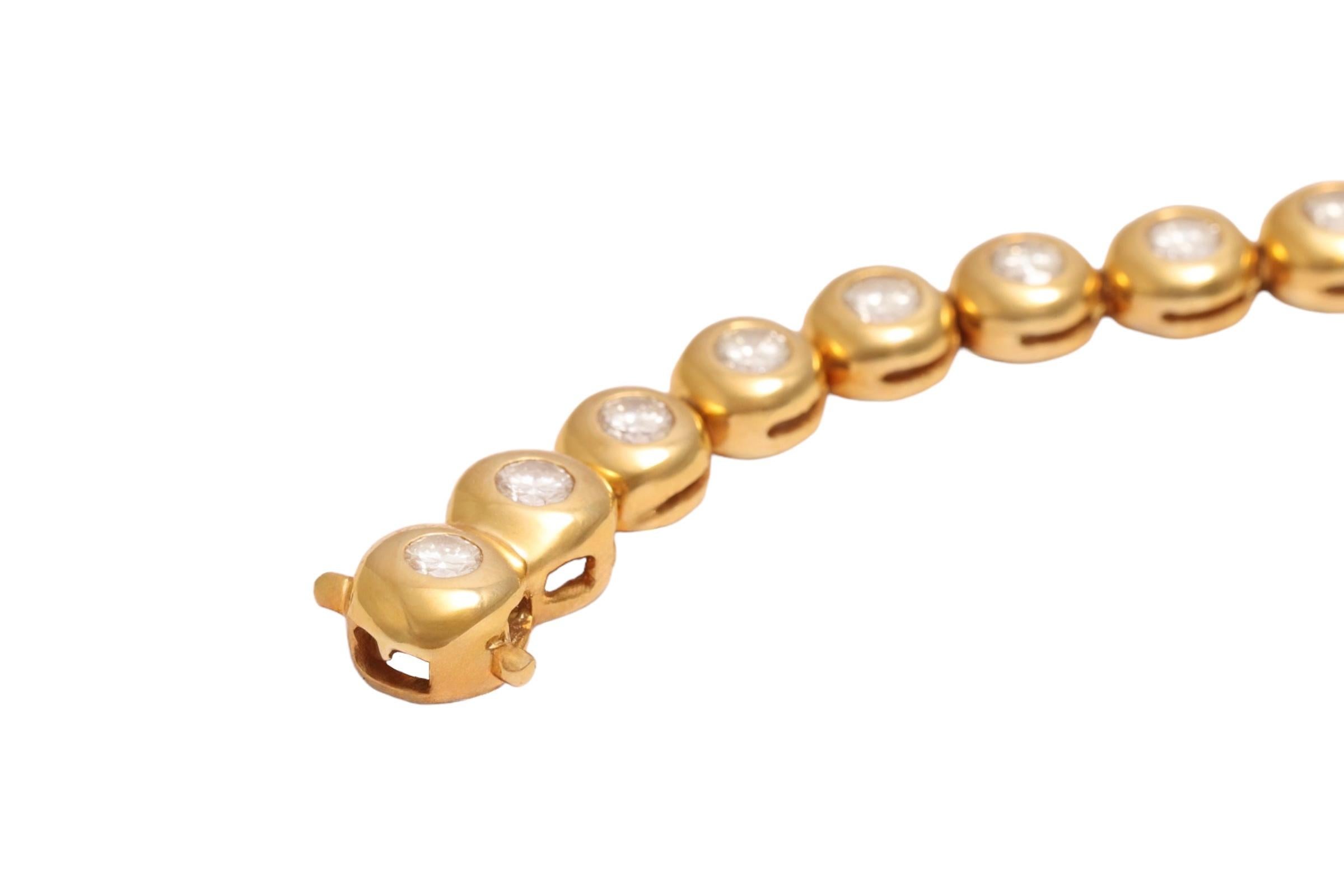 Bellissimo esemplare da 18 kt. Bracciale Tennis in oro giallo con 5.75 ct. Diamanti naturali in vendita 3