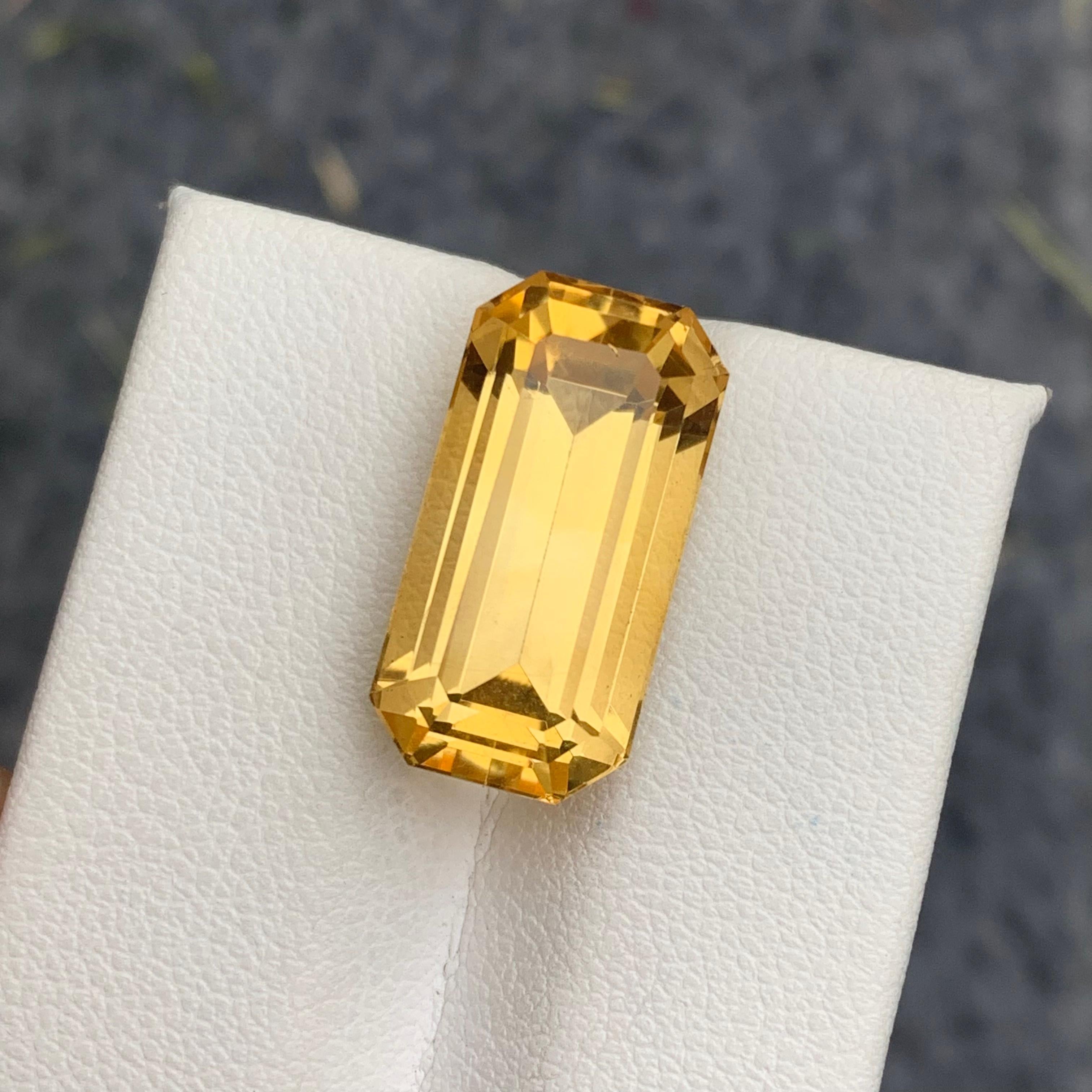 Beautiful Long Emerald Cut Natural Loose Yellow Citrine from Brazil In New Condition For Sale In Peshawar, PK