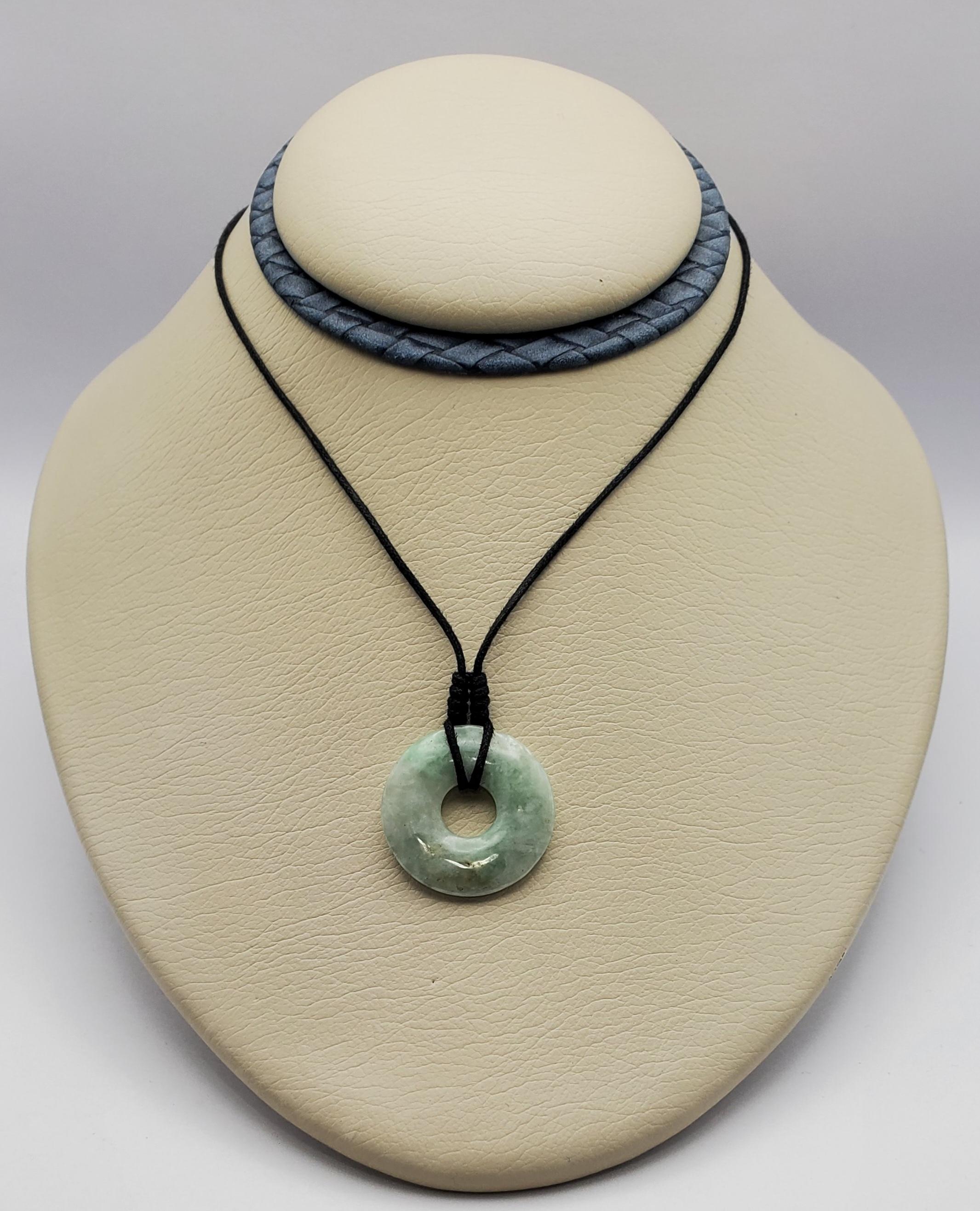 Beautiful 18.83ct Jadeite Jade Donut Disc Peace Wheel Pendant Necklace In Good Condition For Sale In Pittsburgh, PA