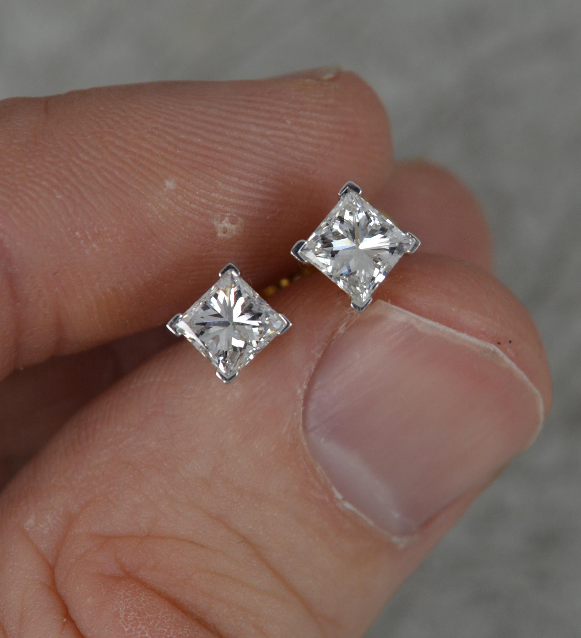 Beautiful 18ct Yellow Gold and Vs 1.00ct Diamond Stud Earrings For Sale 4