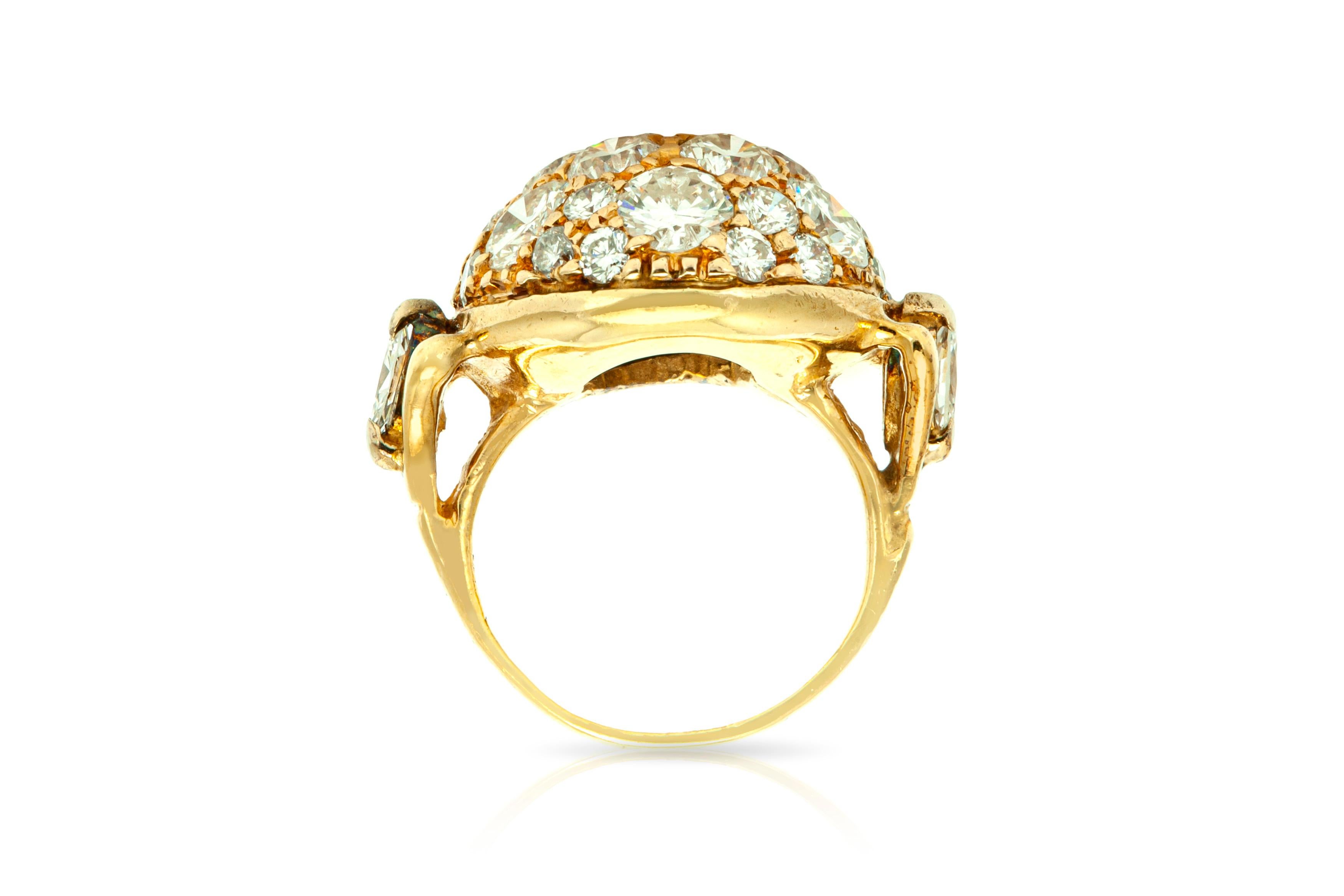The ring is finely crafted in 14h yellow gold with diamonds on the top of the ring weighing approximately total of 4.00 carat.

