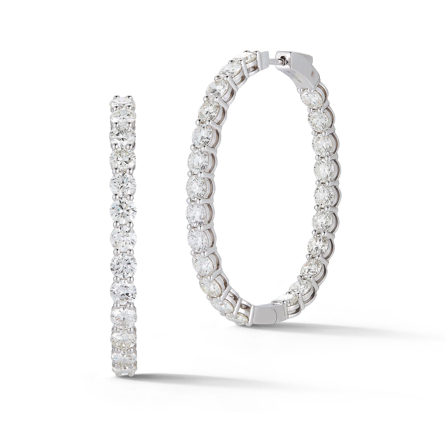 Schöne 18K Weißgold Classic, und so edel, Diamond Hoop Earrings, mit 46 Diamanten mit einem Gesamtgewicht von 15,83 Karat.