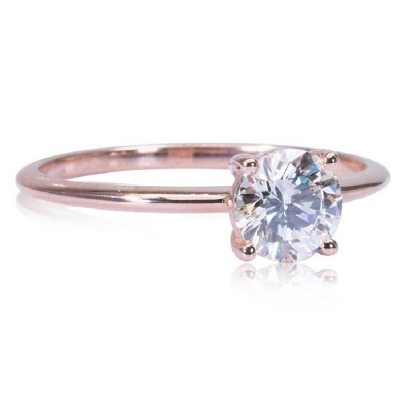 Magnifique bague solitaire classique ornée d'un éblouissant diamant naturel brillant rond de 1 carat de qualité FVVS1 et de taille idéale, c'est-à-dire un diamant naturel extrêmement brillant et étincelant. Les bijoux sont en or rose 18 carats avec