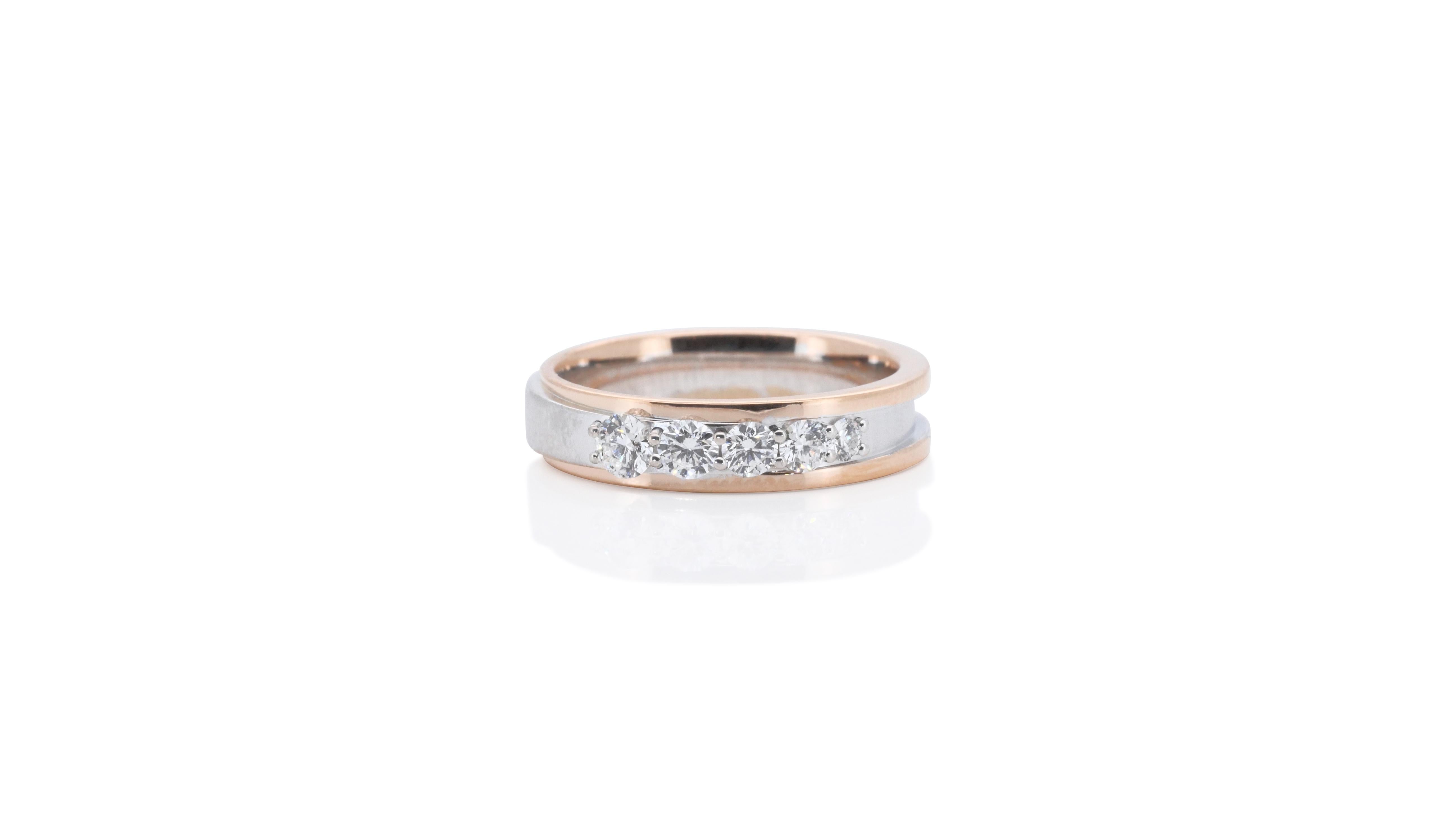 A beautiful five-stone wedding band ring with dazzling 0.23 carat round brilliant diamonds. The jewelry is made of 18k white gold and rose gold with a high quality polish. It comes with a fancy jewelry box.

5 diamonds main stone of 0.23 carat
cut: