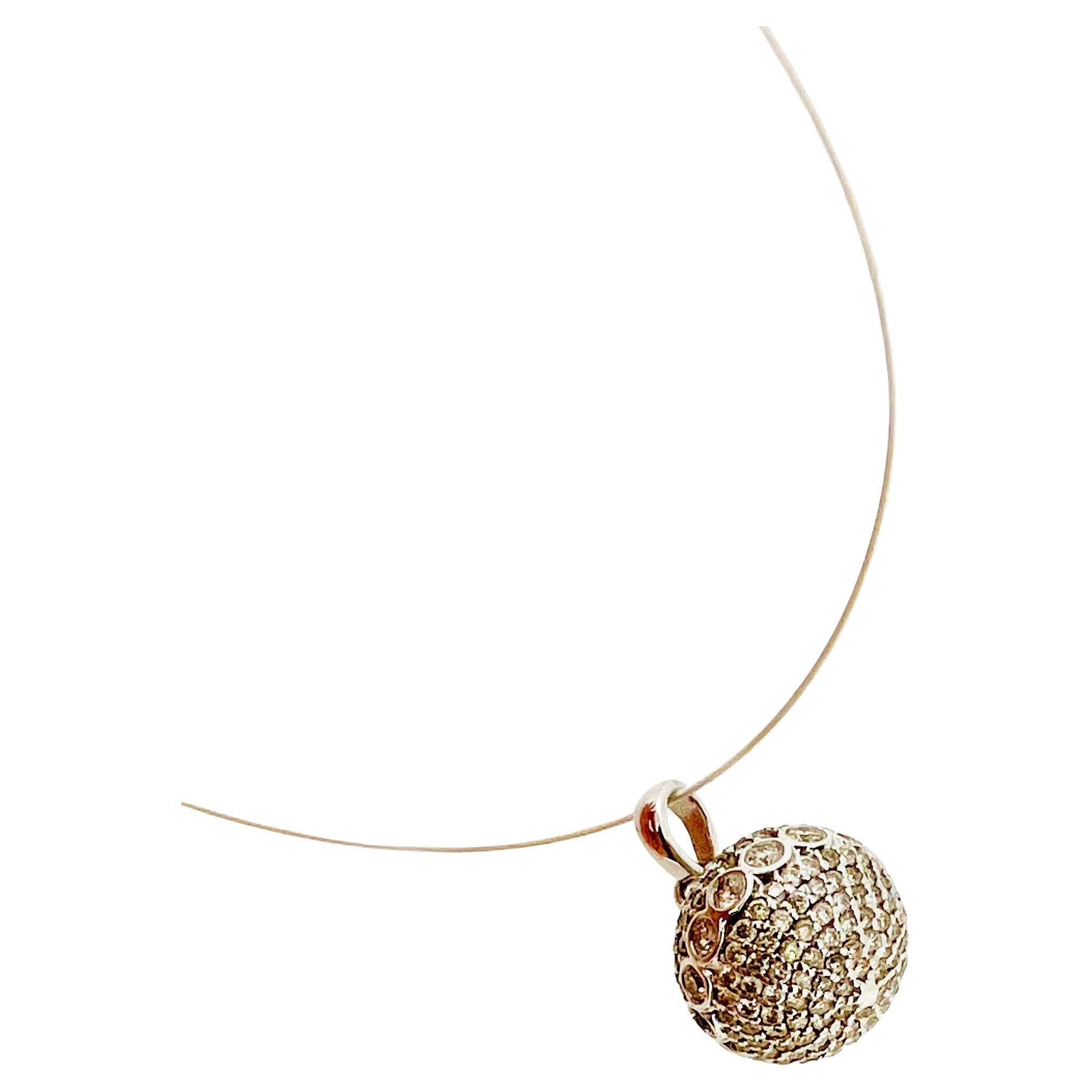 Nous vous présentons notre pendentif en diamant étonnamment polyvalent, un véritable chef-d'œuvre de conception de bijoux. Avec sa boucle généreuse, ce pendentif est compatible avec presque tous les colliers, ce qui vous permet de personnaliser