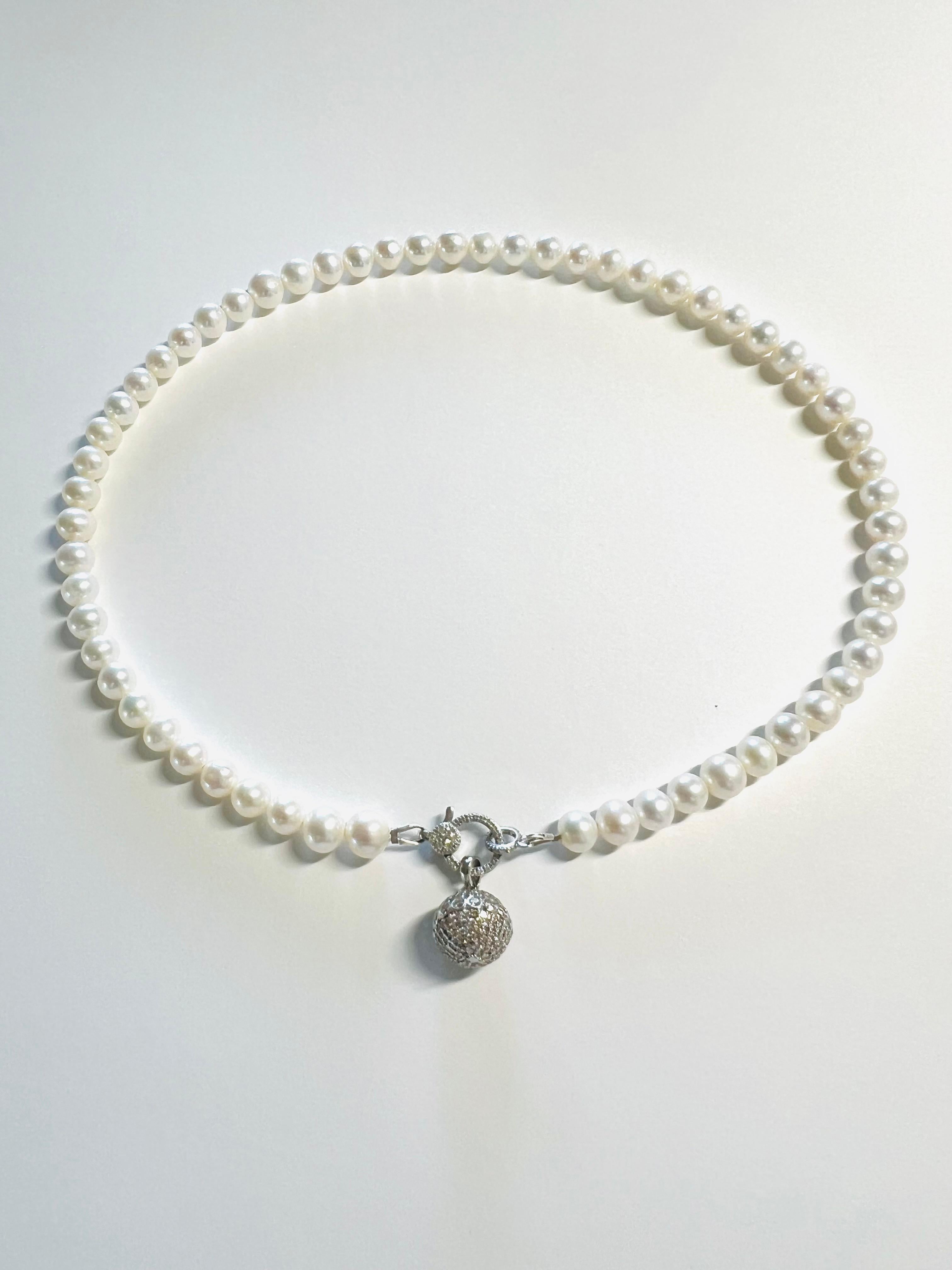 Magnifique pendentif en or blanc 18 carats incrusté de diamants de 1,7 carat Unisexe en vente