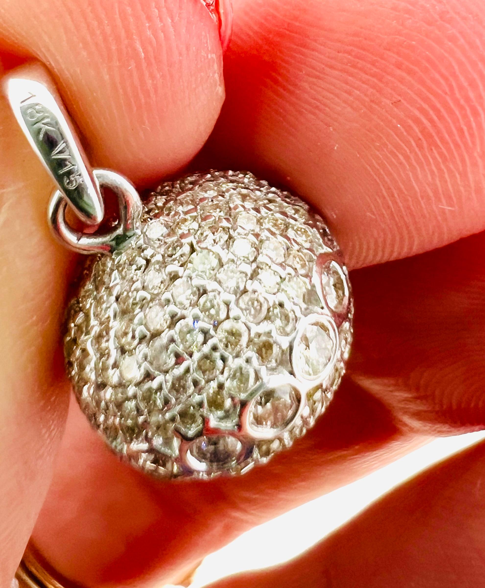 Magnifique pendentif en or blanc 18 carats incrusté de diamants de 1,7 carat en vente 1