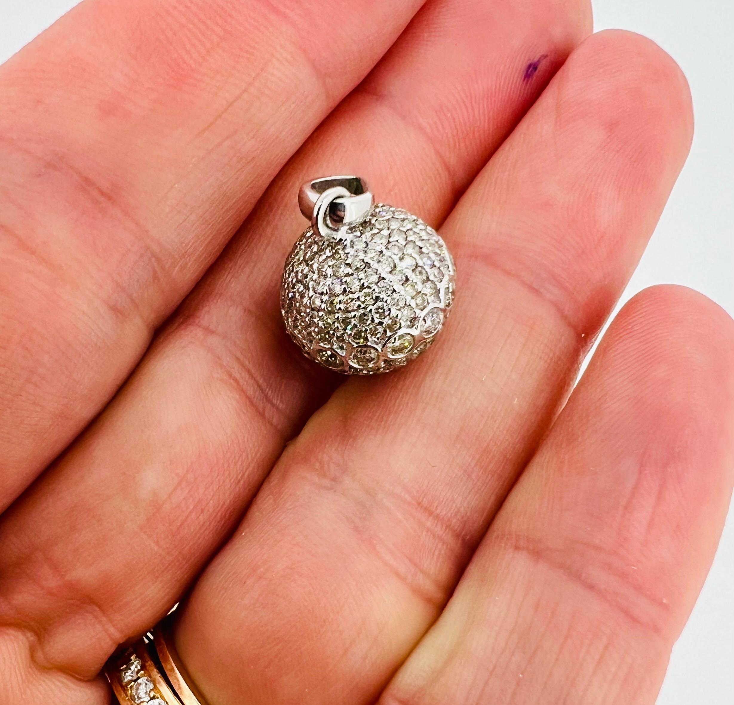 Magnifique pendentif en or blanc 18 carats incrusté de diamants de 1,7 carat en vente 2
