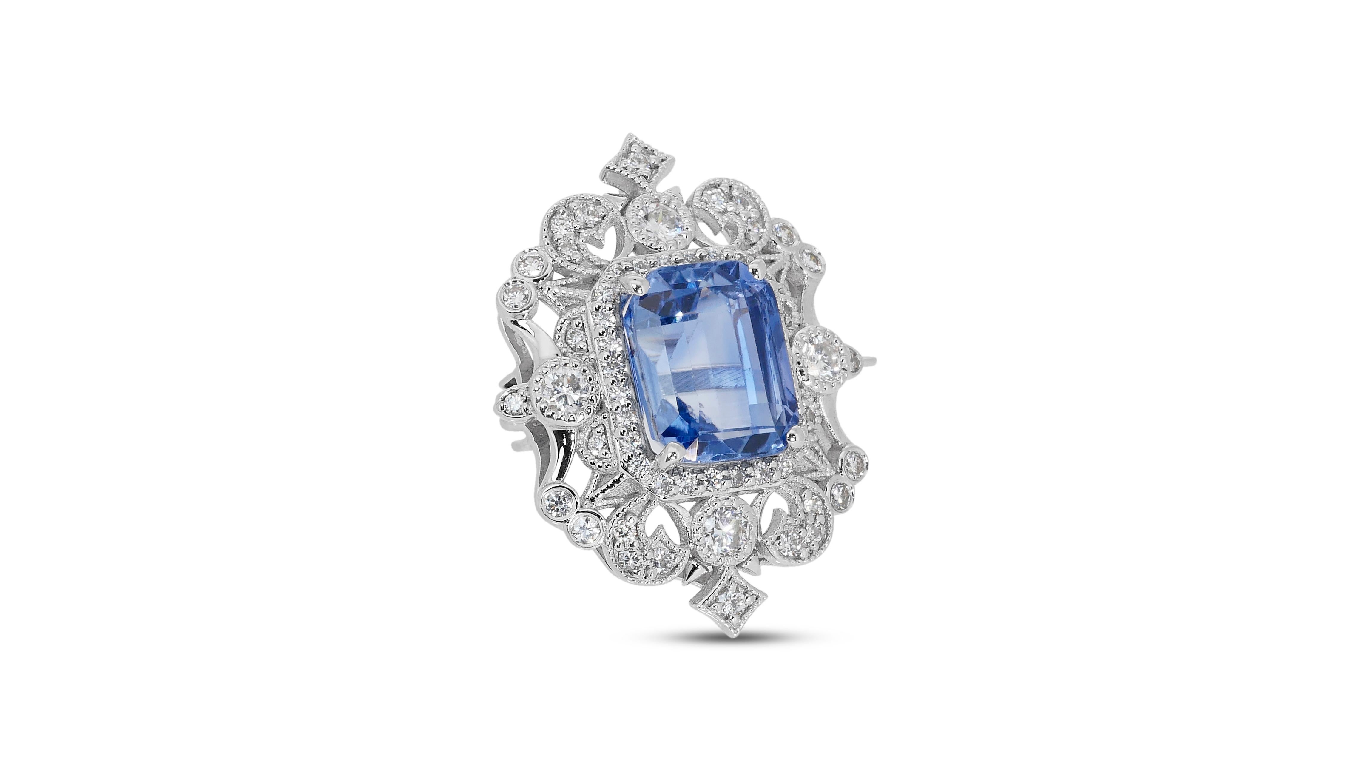 Women's Beautiful 18K White gold Brooch w/ 5.79 ct total natural sapphire and diamonds For Sale