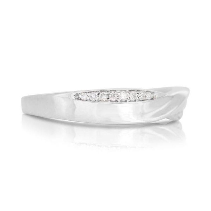 Round Cut Beautiful 18K White Gold Diamond Ring For Sale
