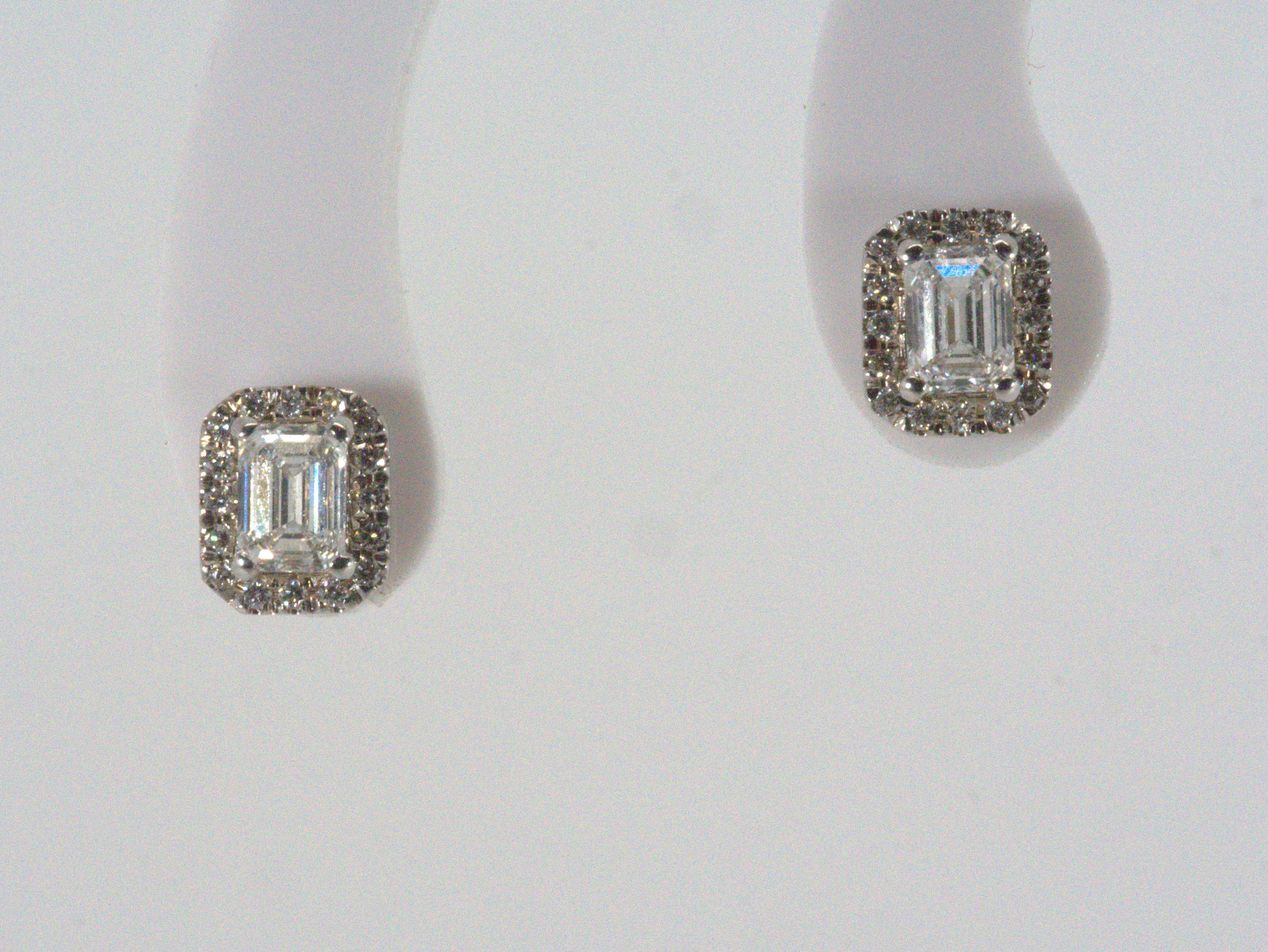 Beautiful 18k White Gold Earrings with 0.93 Ct Natural Diamonds, GIA Cert 5