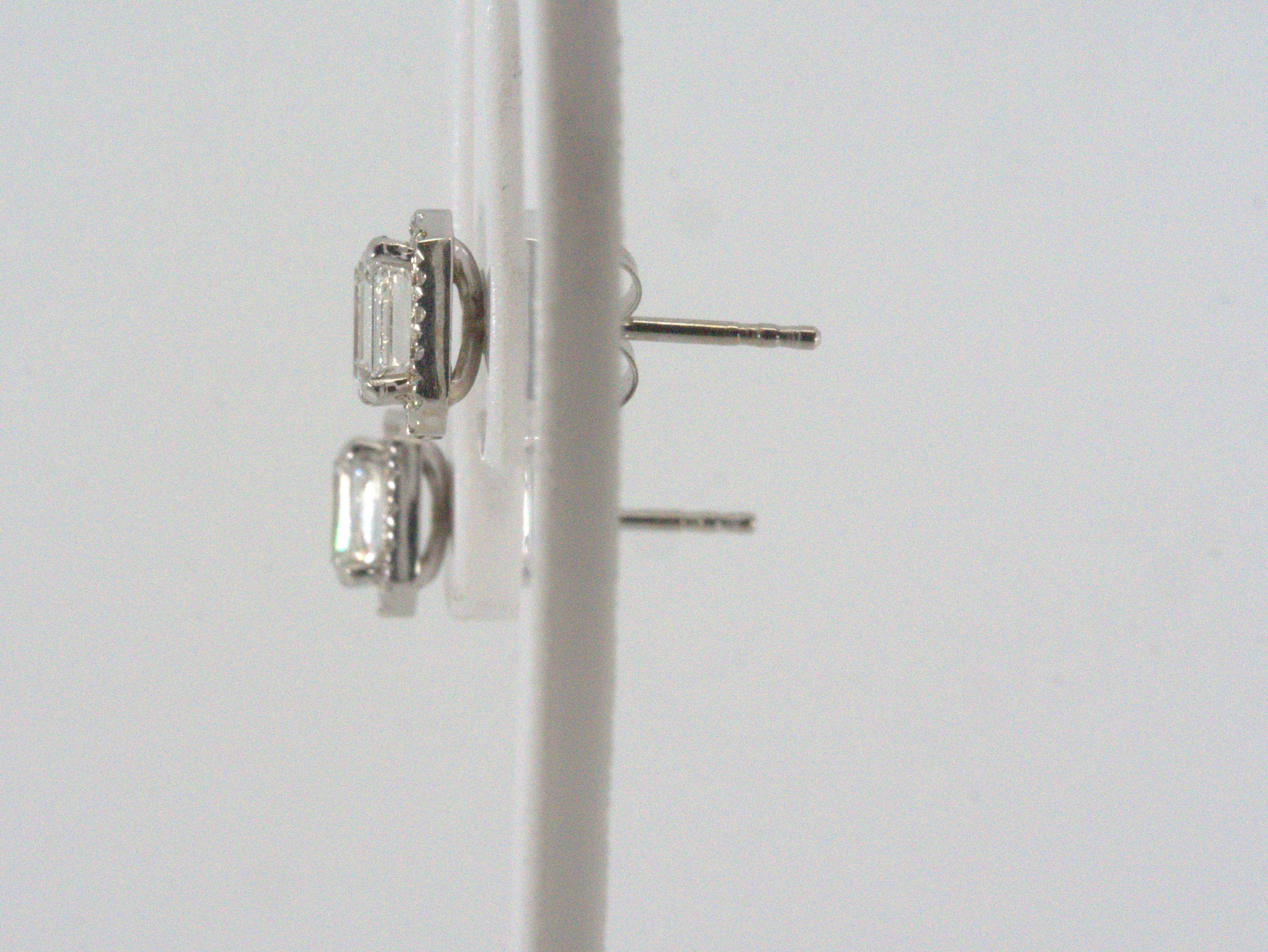 Beautiful 18k White Gold Earrings with 0.93 Ct Natural Diamonds, GIA Cert In New Condition In רמת גן, IL