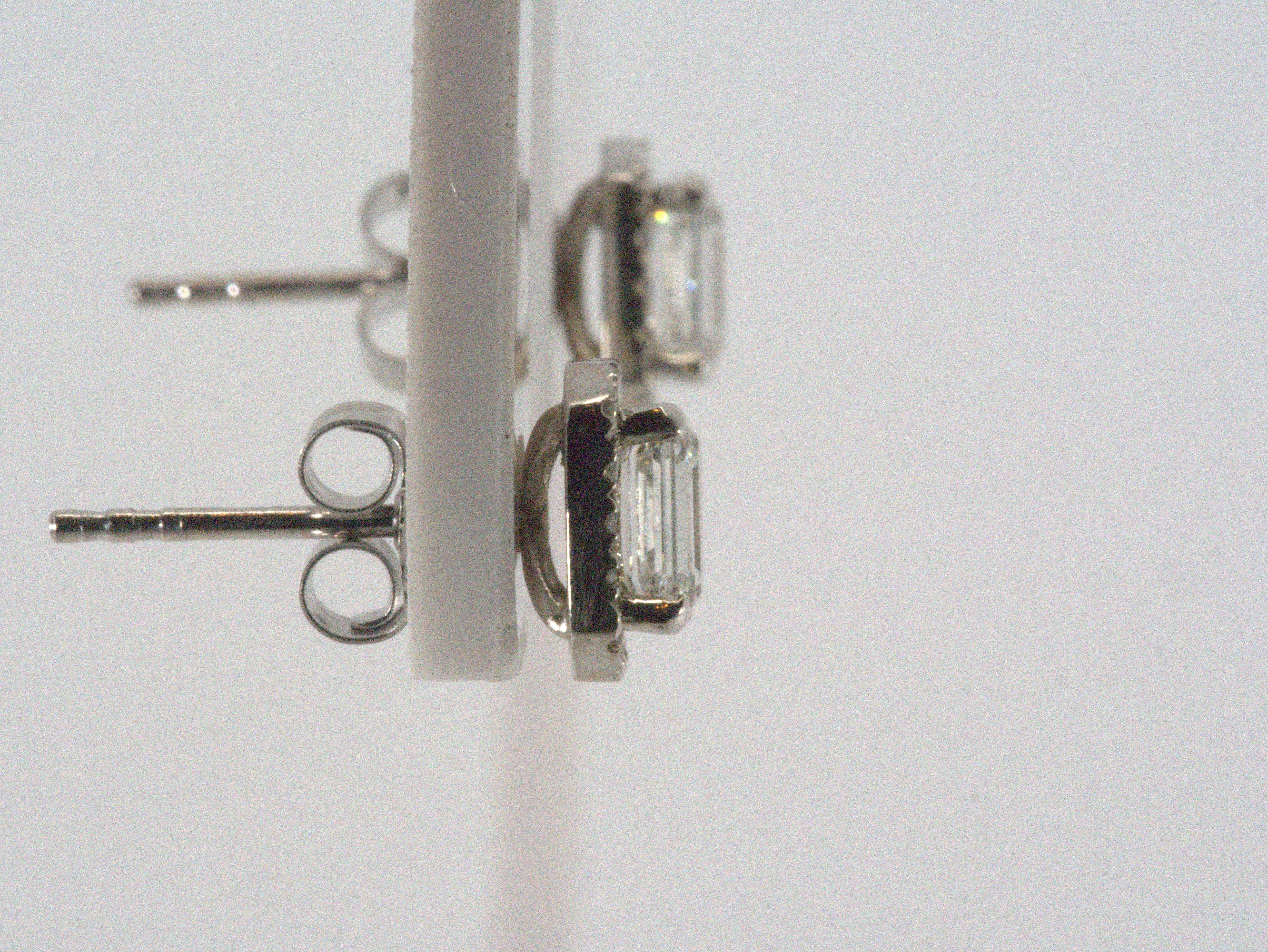 Beautiful 18k White Gold Earrings with 0.93 Ct Natural Diamonds, GIA Cert 3