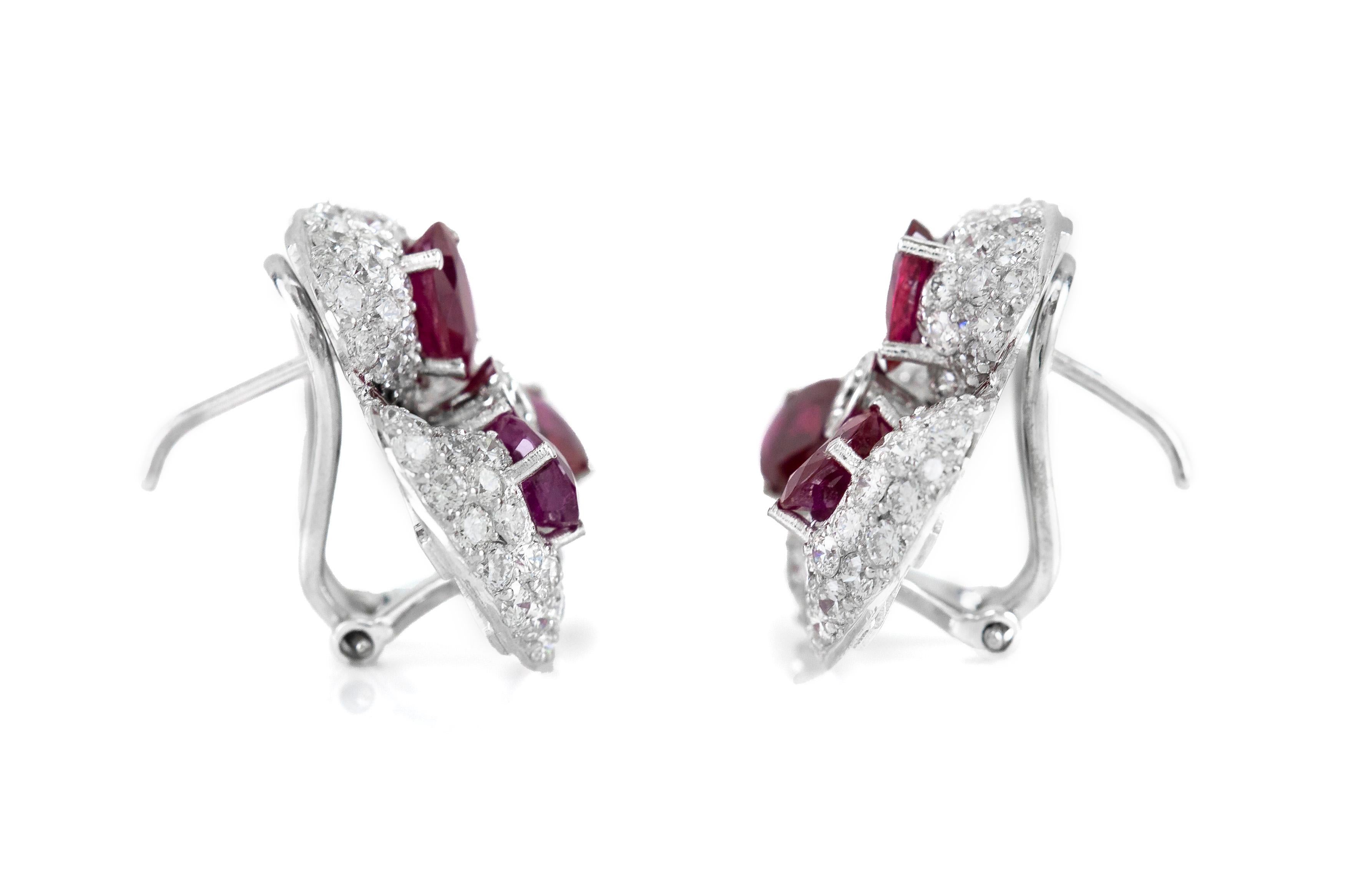 Beautiful 18 Karat White Gold Flower with Ruby and Diamonds Earrings In Excellent Condition In New York, NY