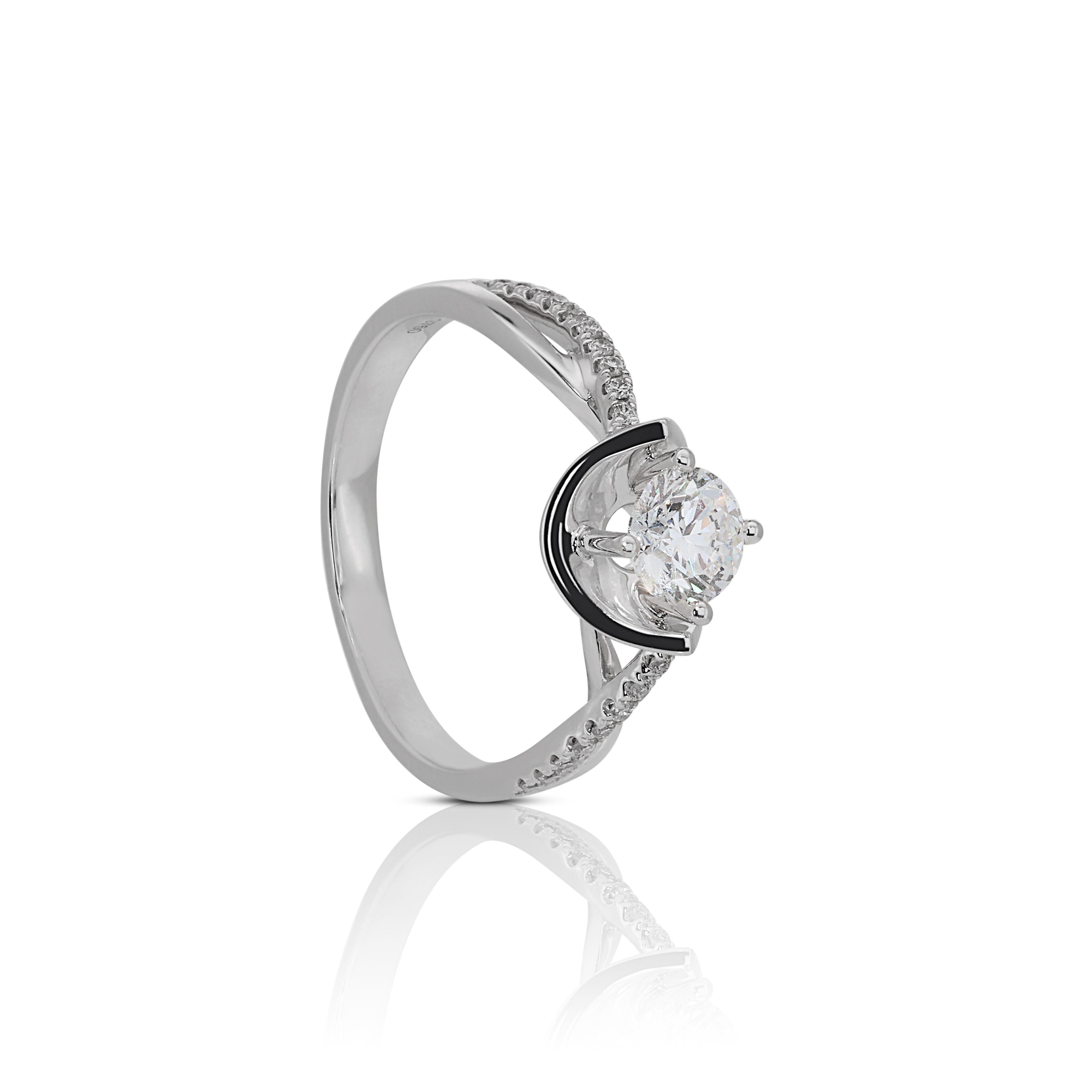 Beautiful 18K White Gold Halo Diamond Ring with 0.50ct Natural Diamond For Sale 2