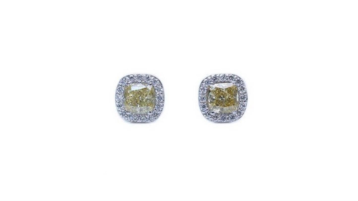 Beautiful 18k White Gold Halo Earrings with 2.96 Ct Natural Diamonds, GIA Cert In New Condition In רמת גן, IL