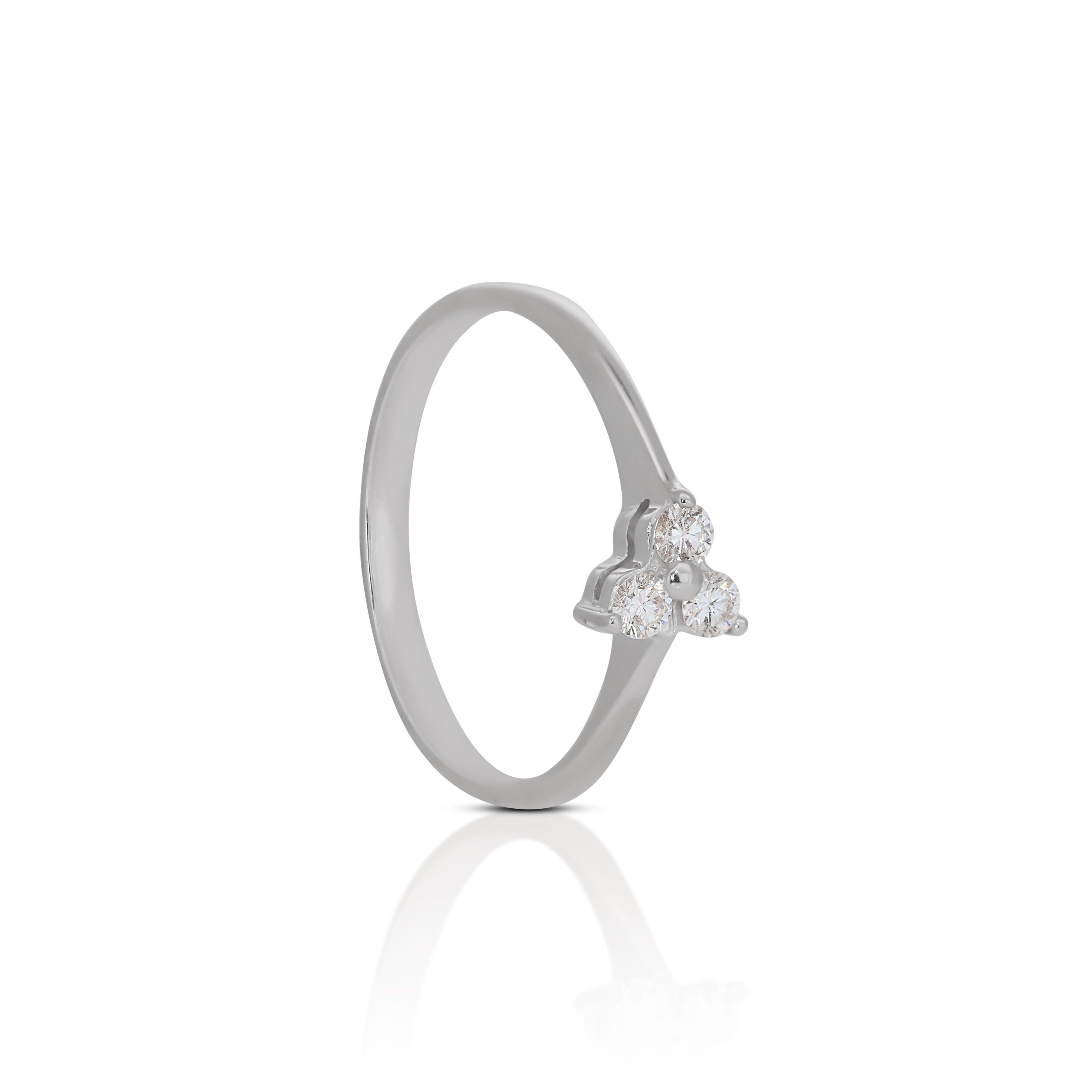 Beautiful 18k White Gold Leaf-shaped Diamond Ring with 0.15ct Natural Diamond For Sale 1
