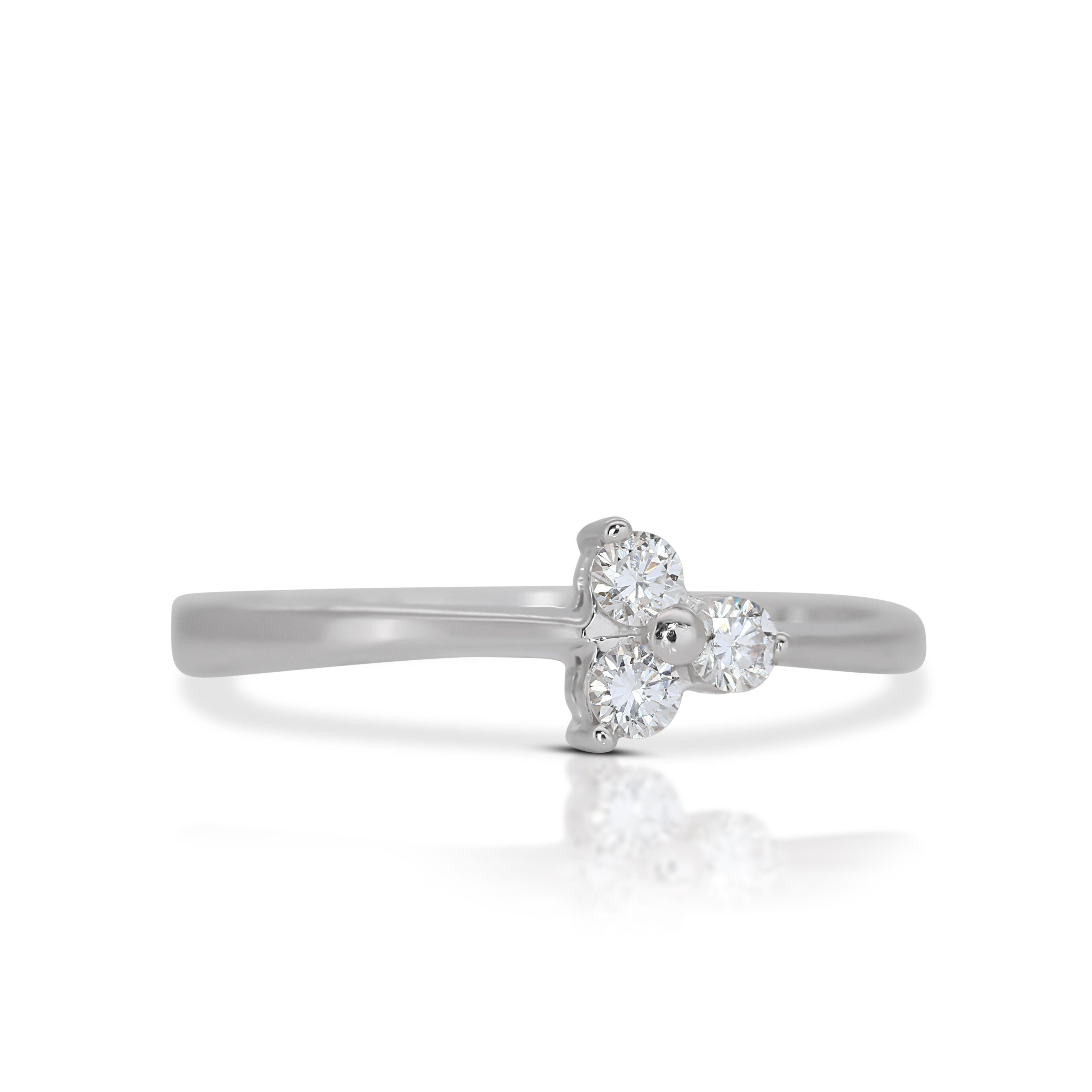 The centerpiece of this ring is a dazzling diamond, selected for its exceptional clarity and brilliance. The diamond is thoughtfully set within the leaf-shaped design, which symbolizes the beauty and resilience of nature. This design allows the