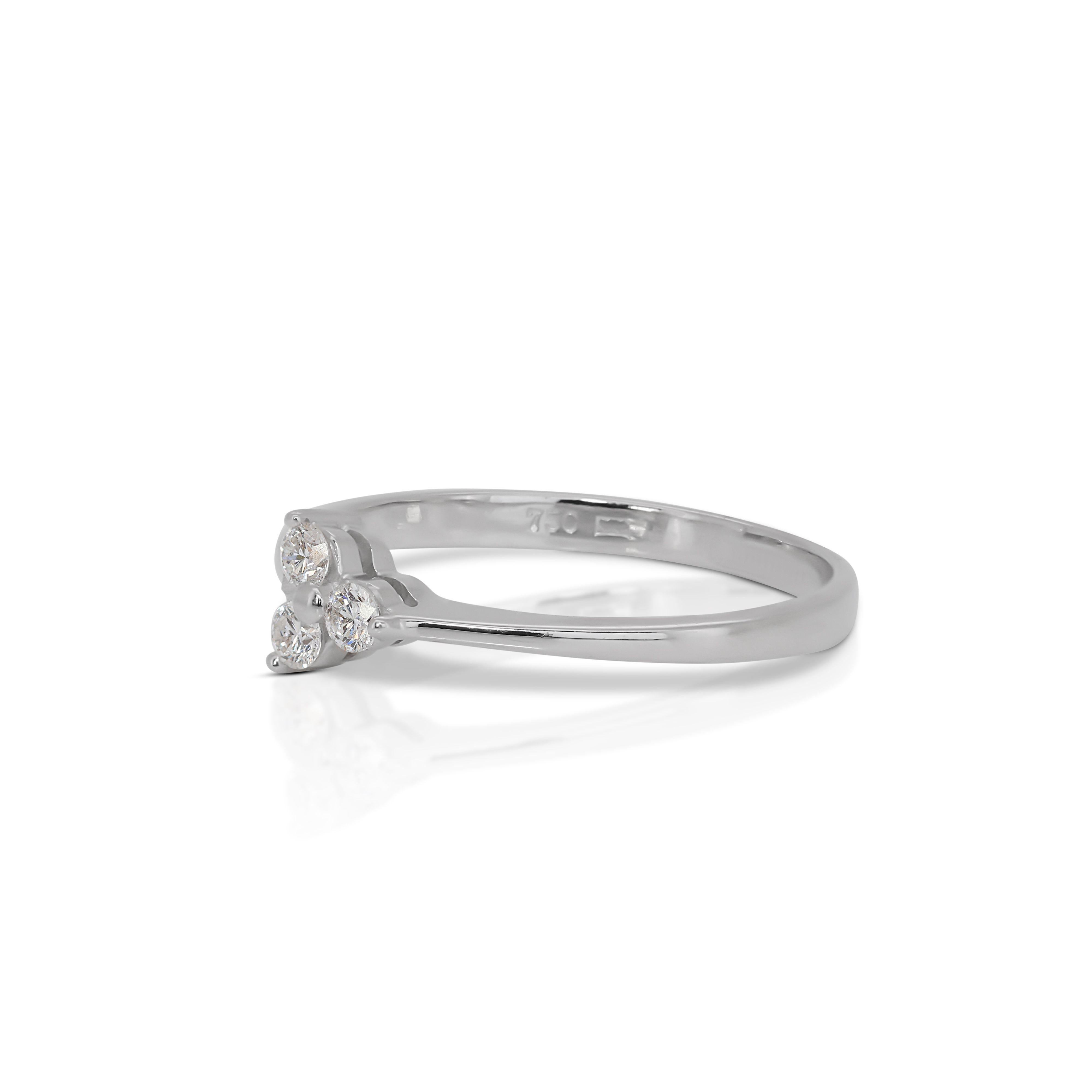 Round Cut Beautiful 18k White Gold Leaf-shaped Diamond Ring with 0.15ct Natural Diamond For Sale