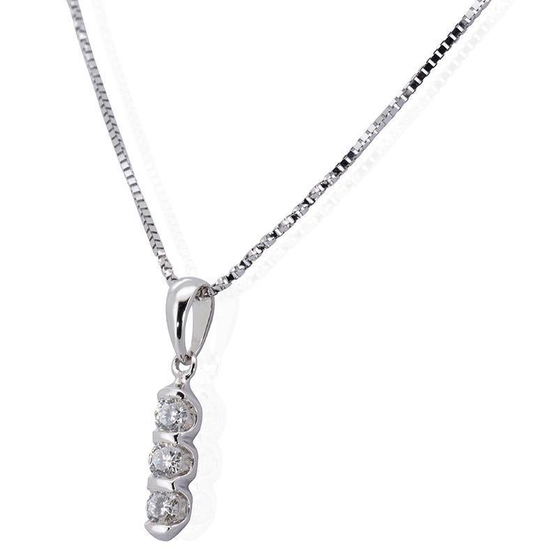 Taille ronde Magnifique collier en or blanc 18 carats avec des diamants naturels de 0,20 carat en vente