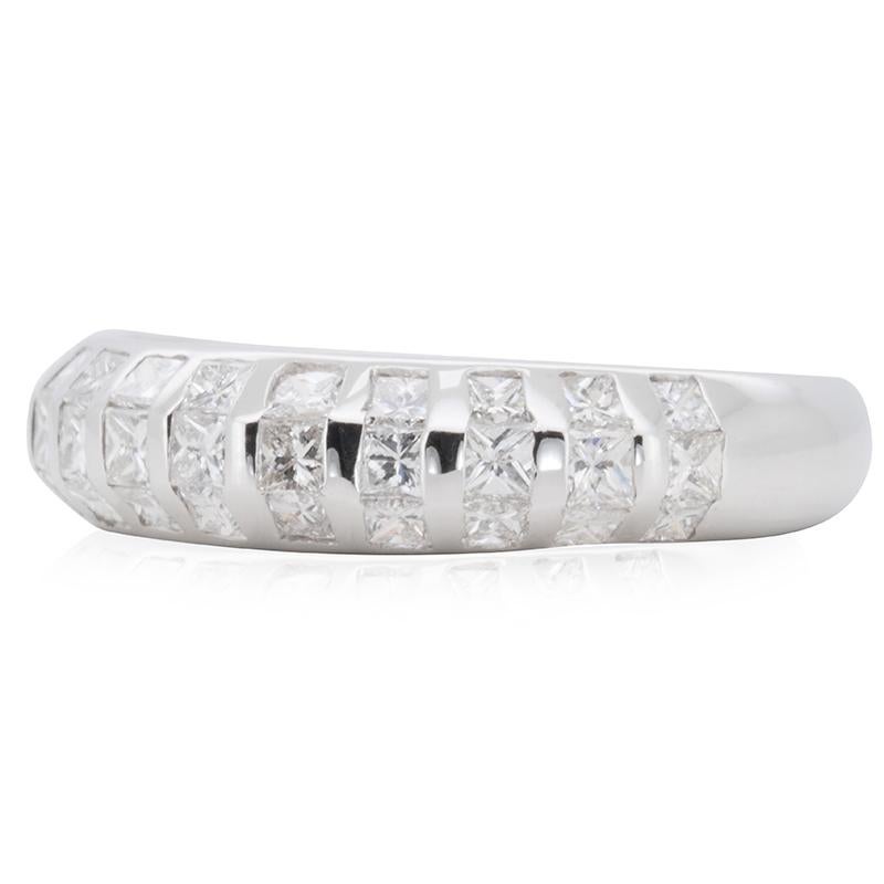 A gorgeous ring with a dazzling 0.5 carat diamonds. The jewelry is made of 18k White Gold with a high quality polish. It comes with a fancy jewelry box.

Metal: White Gold

Main Stone:
33 diamonds main stone total of: 0.5 carat
cut: cushion
color: